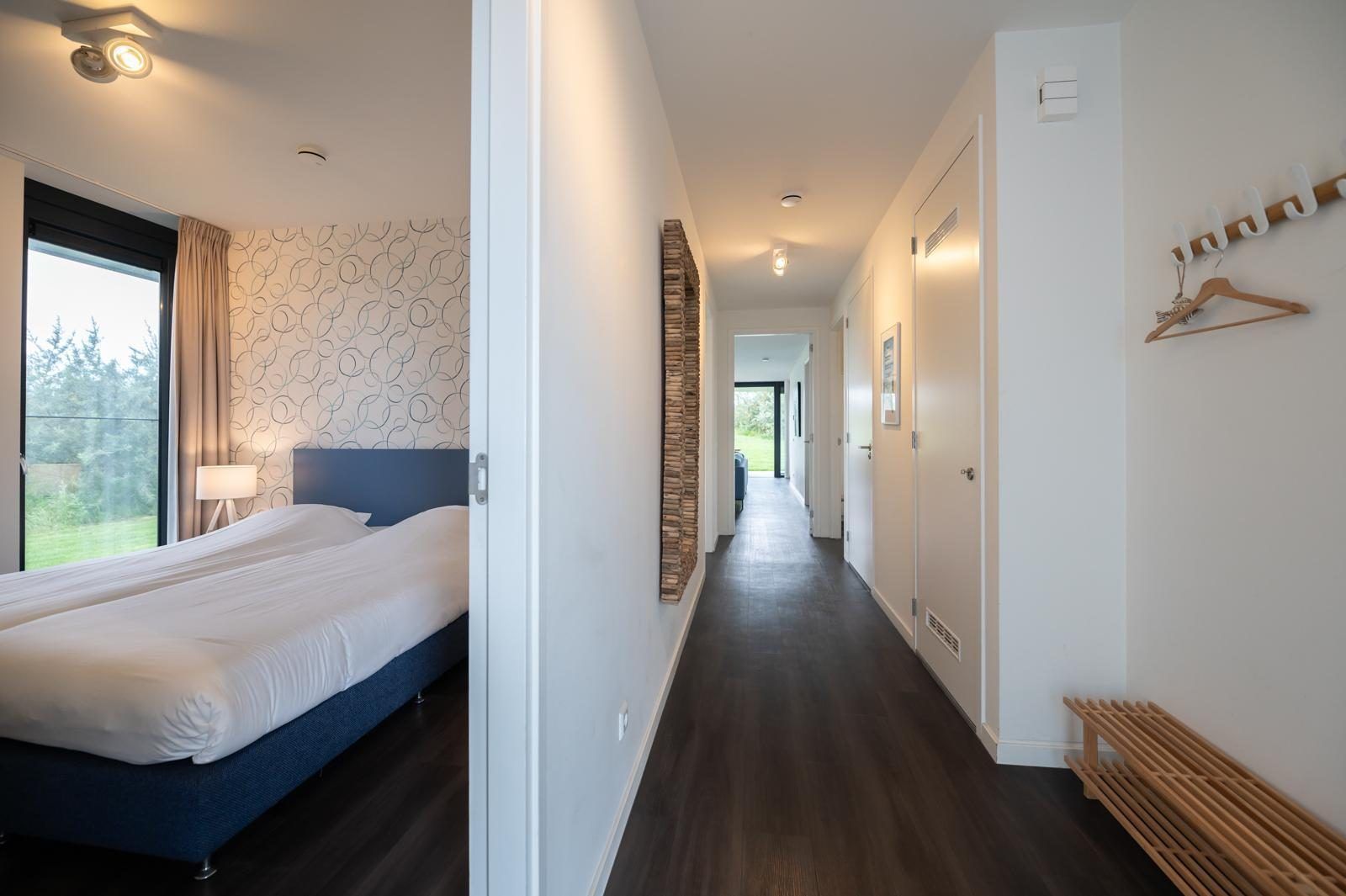 Korridor in Duinvallei 09, Ferienhaus in De Groote Duynen, Kamperland, mit Zugang zu den Schlafzimmern und dem Wohnzimmer.