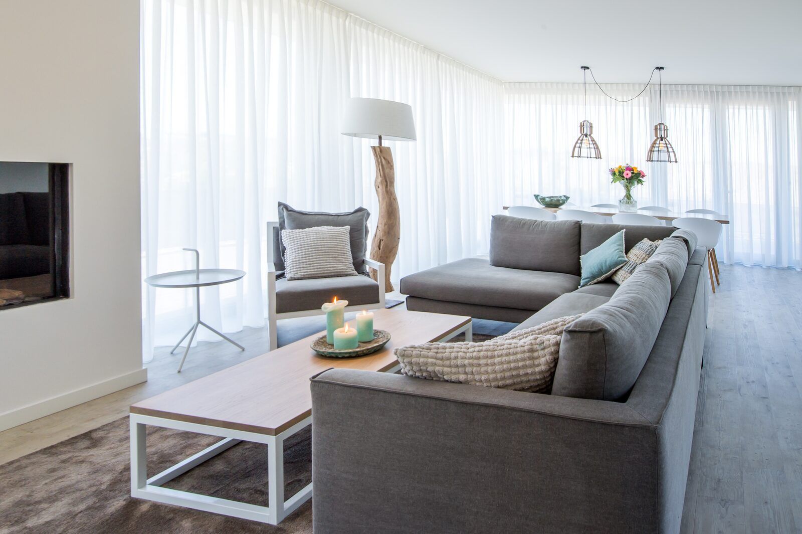 Stilvolle Sitzecke im Ferienhaus Zandbank 19, De Groote Duynen, Kamperland, mit bequemen Sofas und stimmungsvoller Beleuchtung.