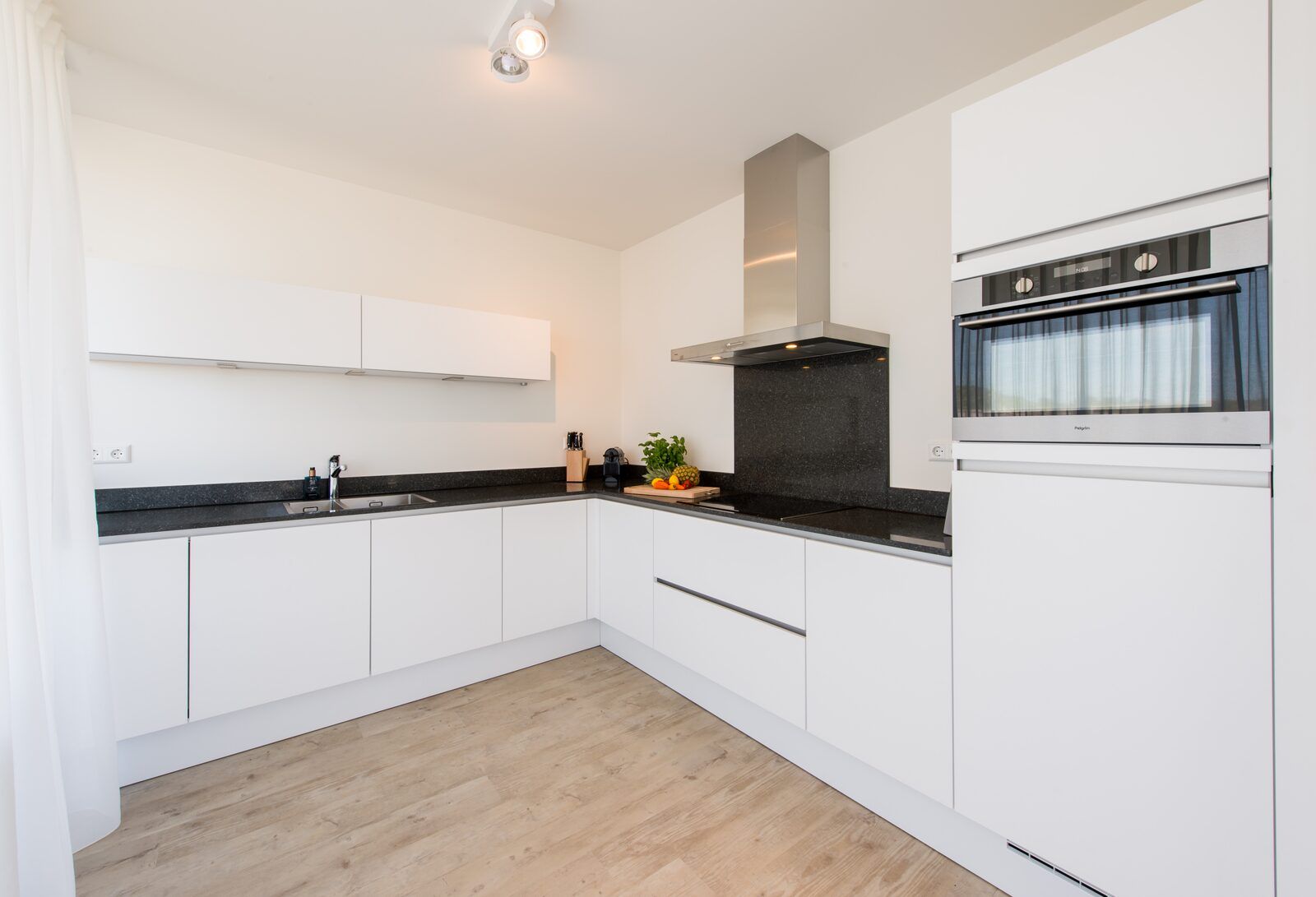 Moderne Kueche in der Zandbank 19 in De Groote Duynen, Kamperland, ausgestattet mit allen Annehmlichkeiten fuer einen komfortablen Aufenthalt.