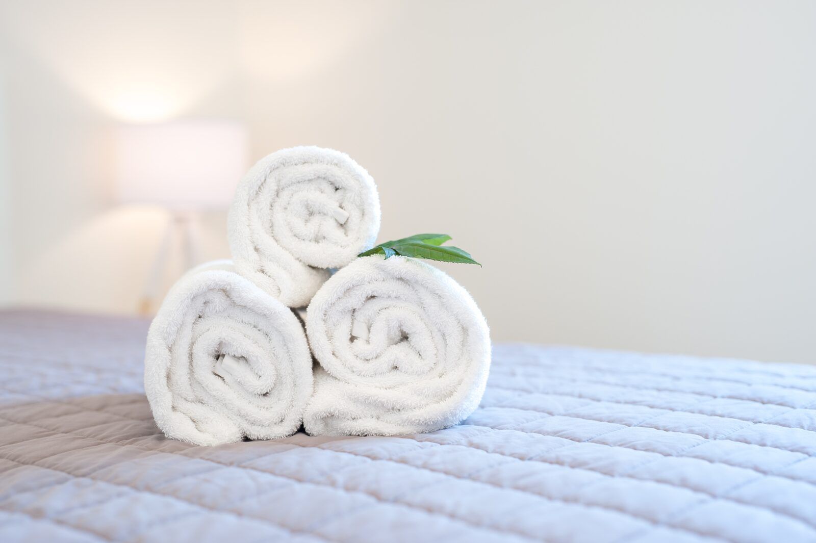 Frische Handtuecher im Bett in der Zandbank 19, De Groote Duynen, Kamperland, fuer ein luxurioeses Urlaubserlebnis.