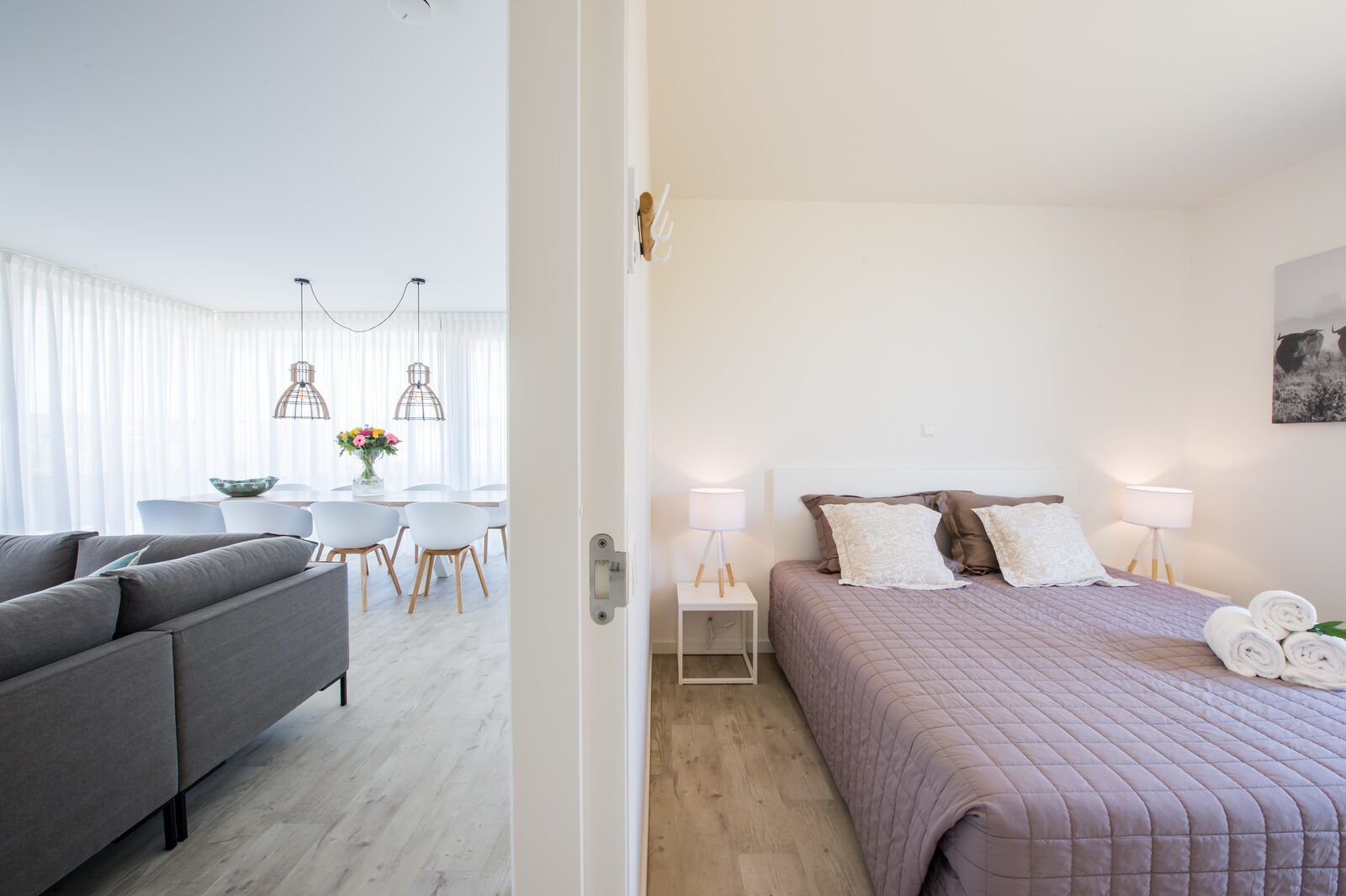 Schlafzimmer mit Doppelbett in Zandbank 19, De Groote Duynen, Kamperland, bietet Ruhe und Komfort.