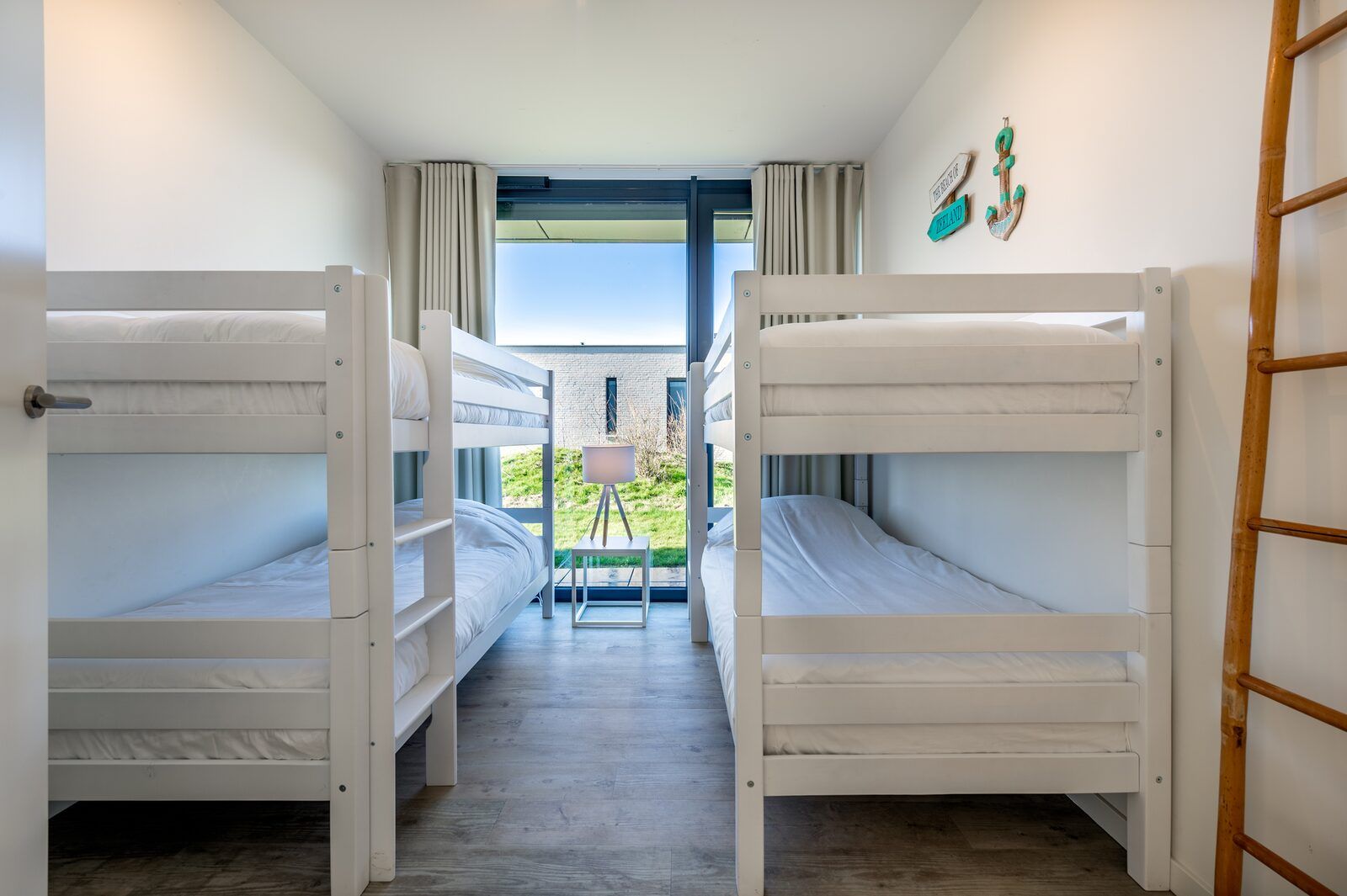 Geraeumiges Zimmer mit Etagenbett in Zandbank 19, De Groote Duynen, Kamperland, ideal fuer Kinder.