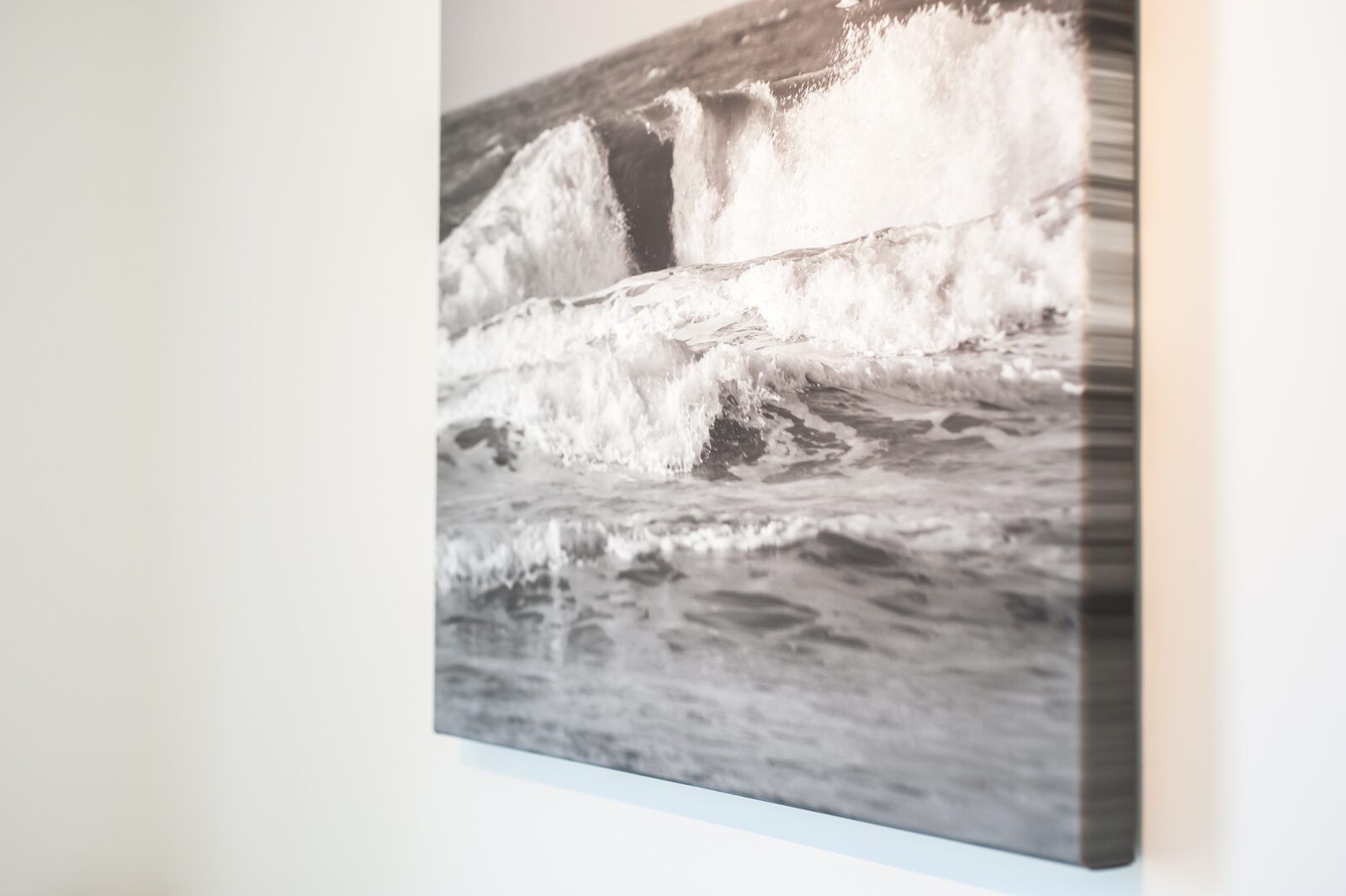 Schlafzimmer mit Zugang zum Badezimmer in Zandbank 19, De Groote Duynen, Kamperland, fuer zusaetzlichen Komfort.