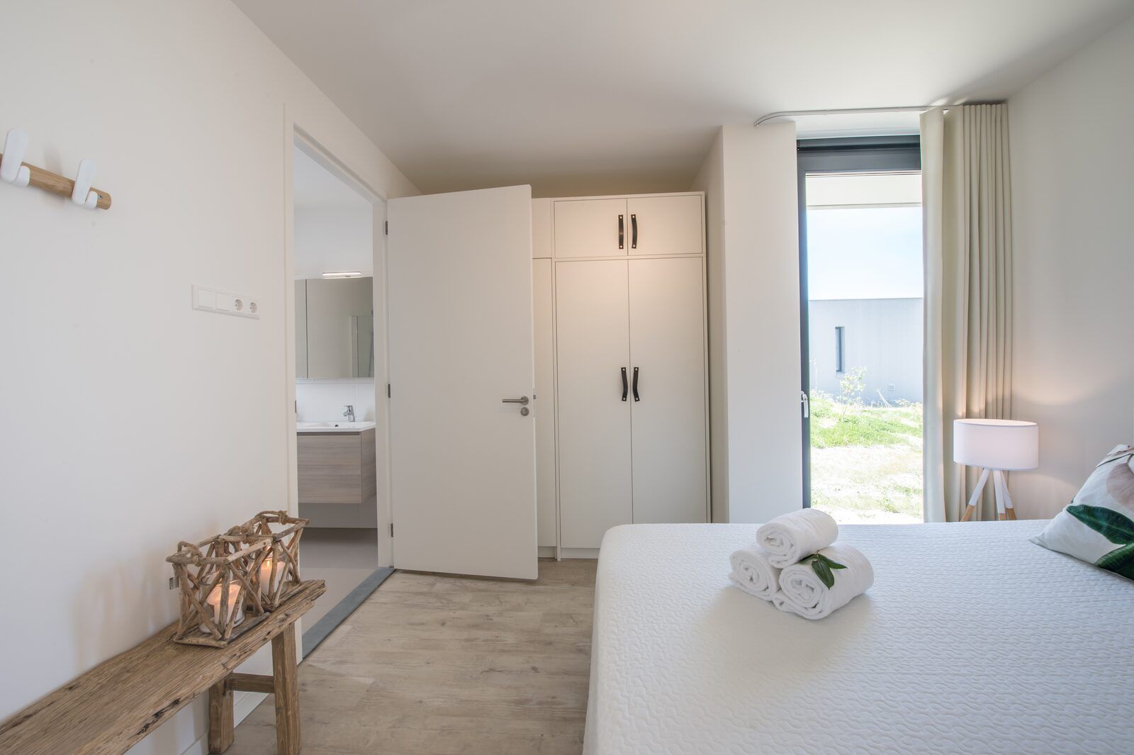 Modernes Badezimmer mit geraeumiger Dusche in Zandbank 19, De Groote Duynen, Kamperland, fuer optimalen Komfort.