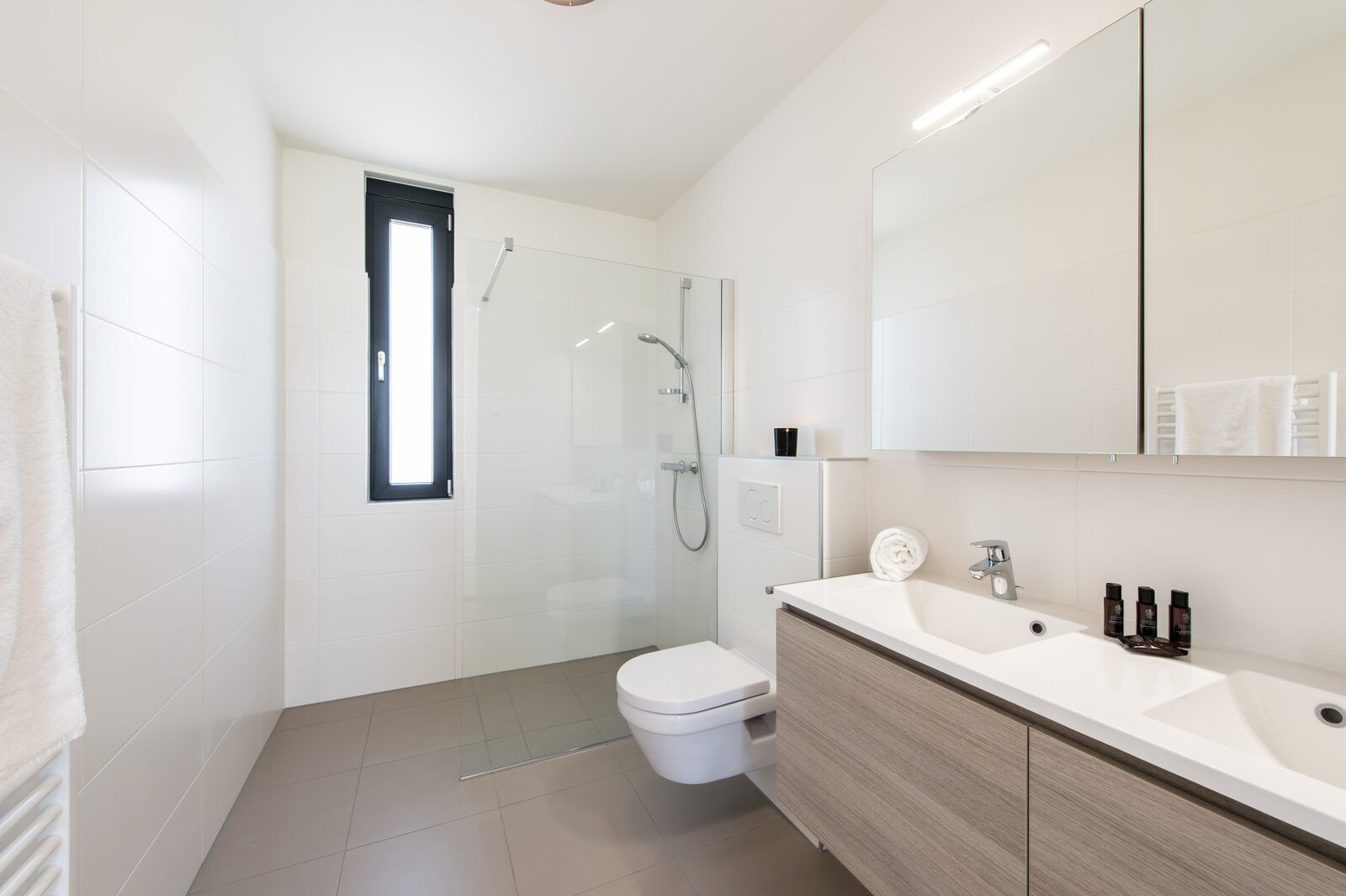 Detail von Handtuch und Wasserhahn im Badezimmer der Zandbank 19, De Groote Duynen, Kamperland, fuer ein luxurioeses Aussehen.