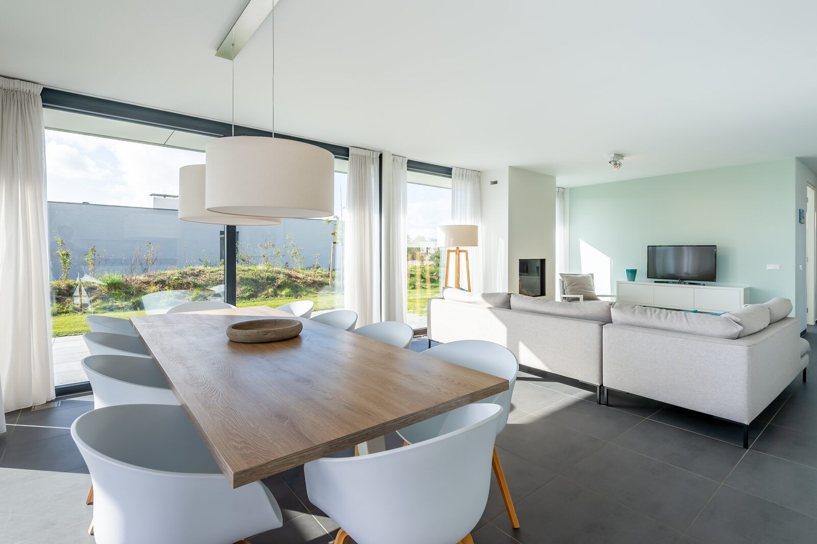 Cozy sitting area with fireplace in Duinvallei 06, vacation home in Kamperland, Noord-Beveland, Zeeland.