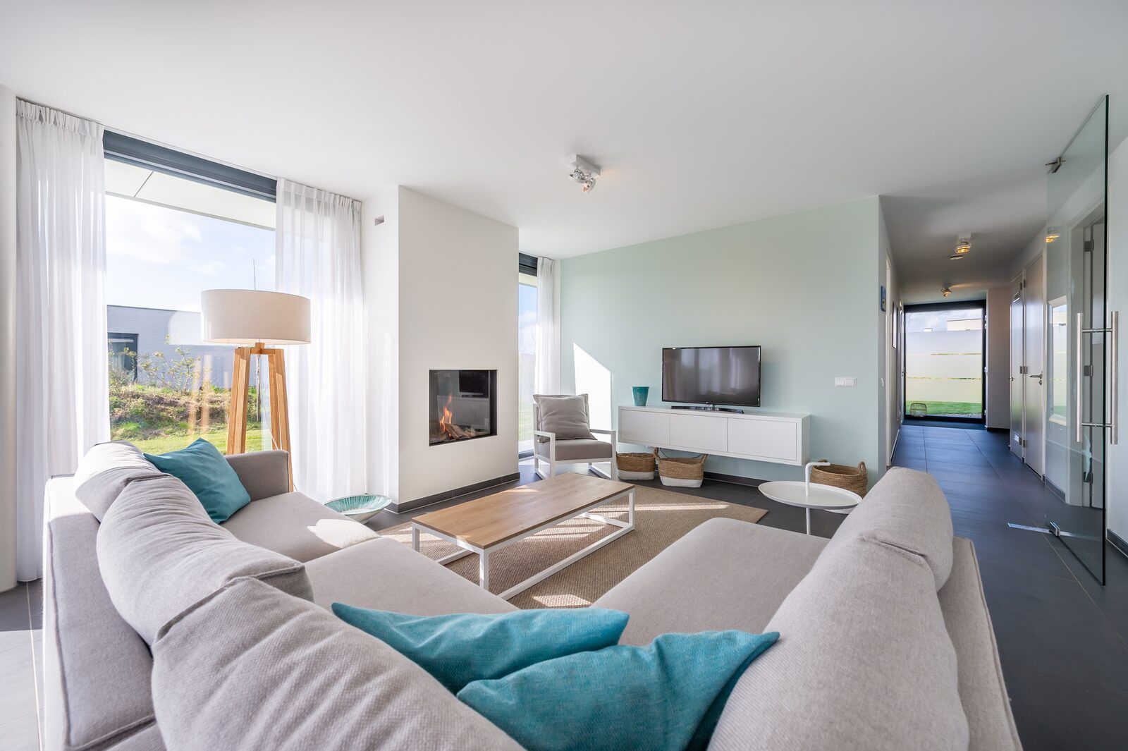 Spacious bathroom with shower in Duinvallei 06, vacation home in Kamperland, Noord-Beveland, Zeeland.