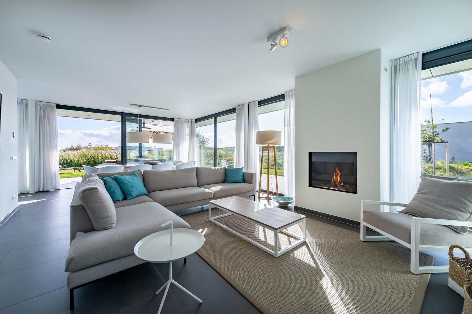 Double bedroom with large windows in Duinvallei 06, vacation home in Kamperland, Noord-Beveland, Zeeland.