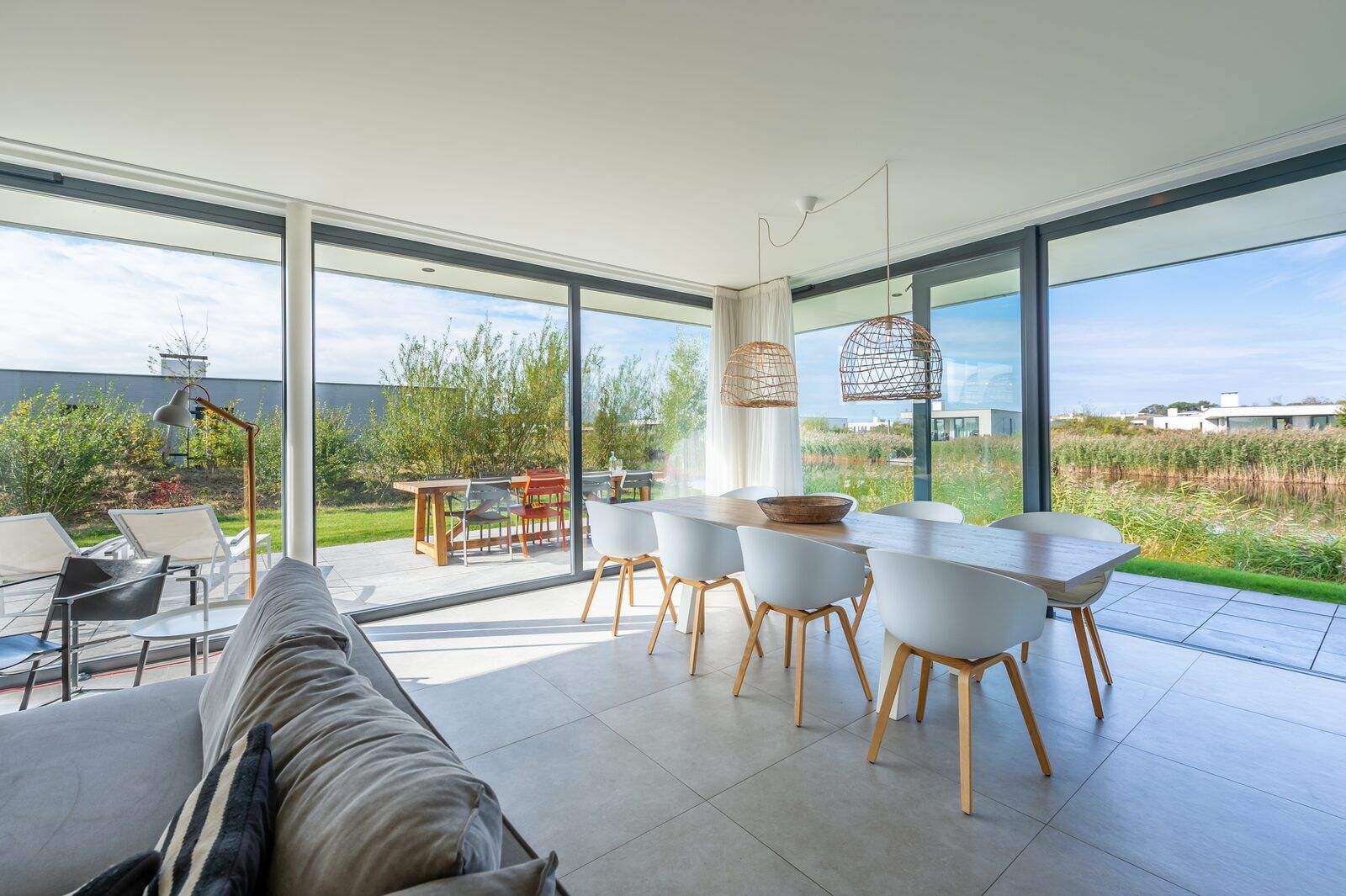 Spacious living room with sliding glass doors in Waterline 09, bungalow in Kamperland, North Beveland.