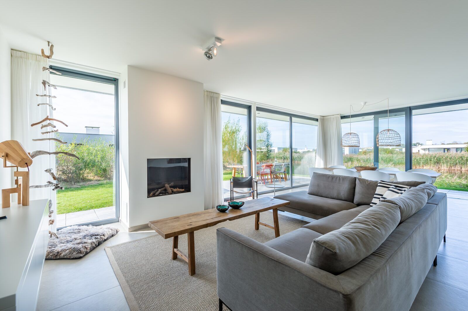 Cozy sitting area with fireplace in Waterline 09, vacation home in Kamperland, Zeeland.