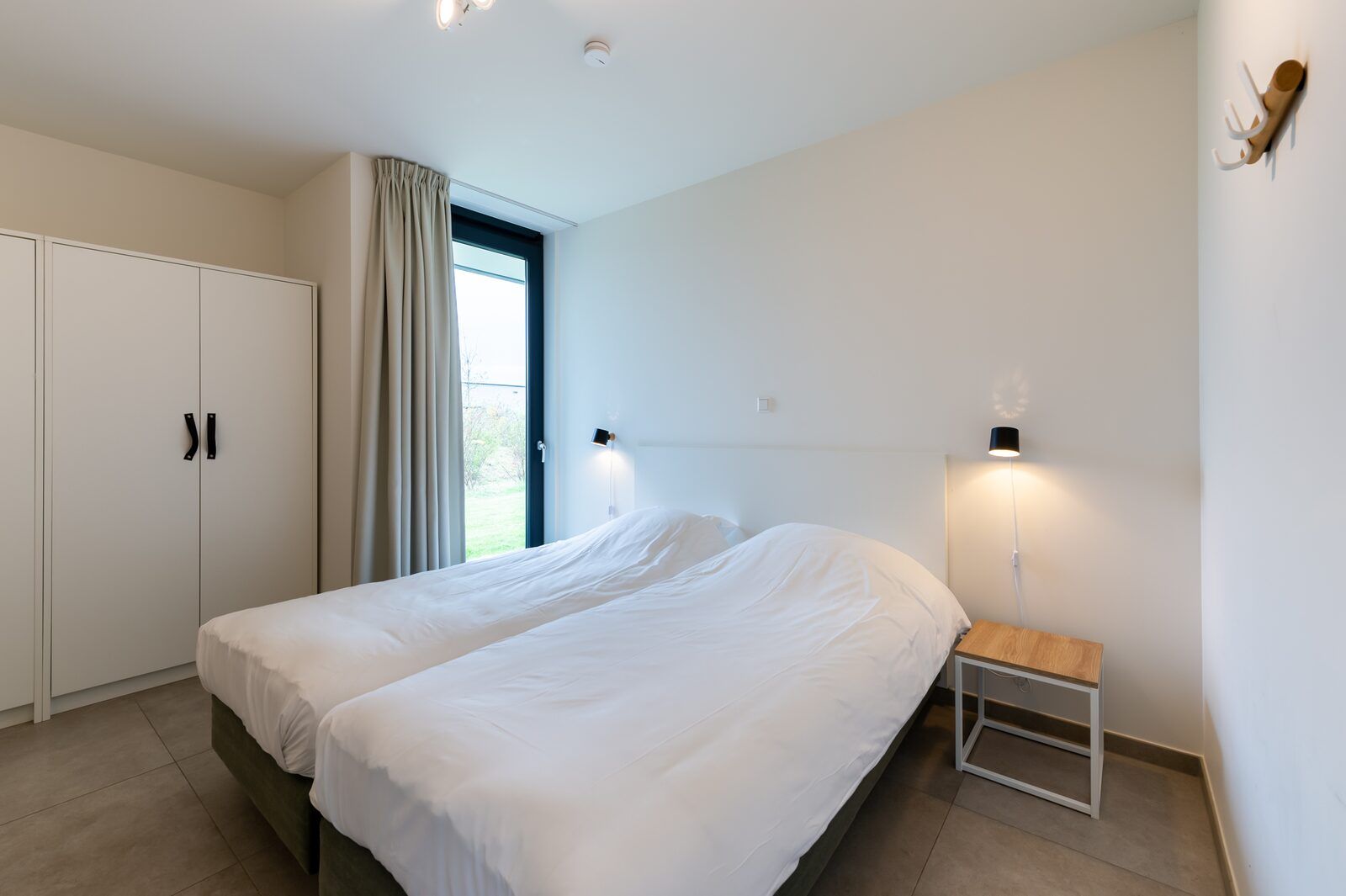 Bedroom with two beds in Waterline 09, vacation home in Kamperland, Zeeland.