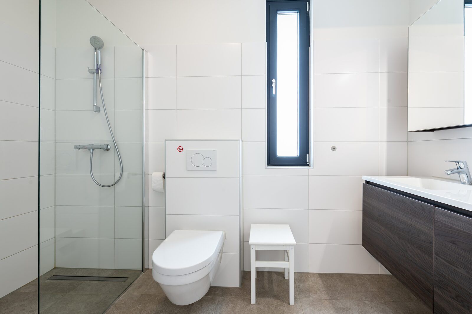 Modern bathroom with shower in Waterline 09, vacation home in Kamperland, Zeeland.
