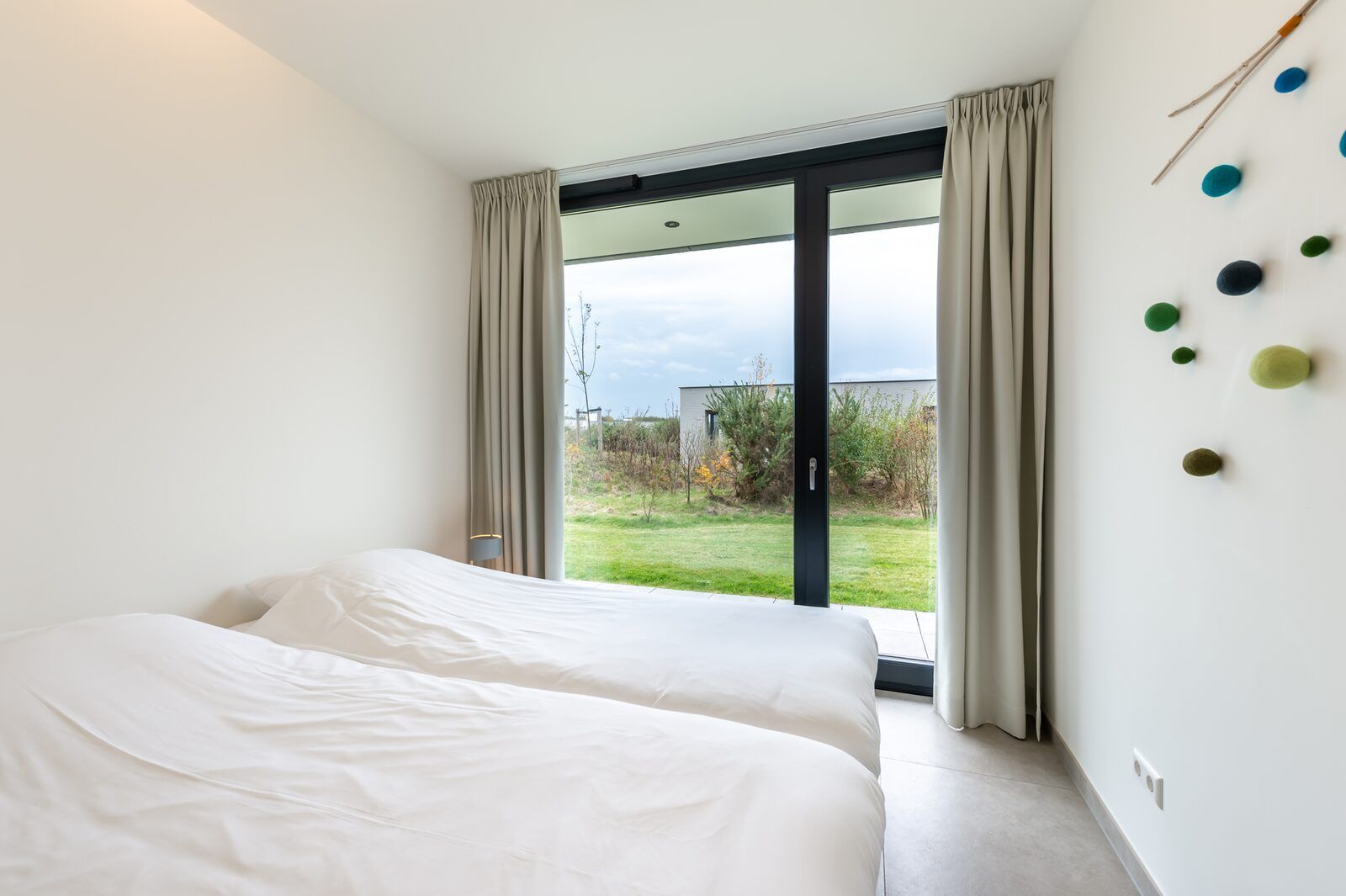 Second bedroom with garden view in Waterline 09, vacation home in Kamperland, Zeeland.