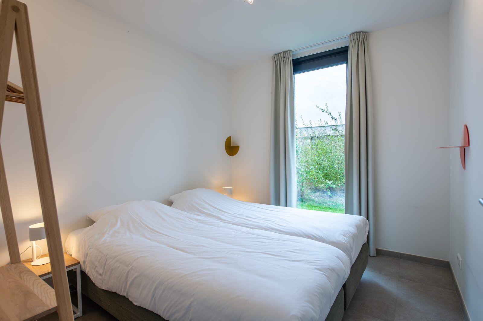 Bedroom with minimalist design in Waterline 09, bungalow in Kamperland, North Beveland.