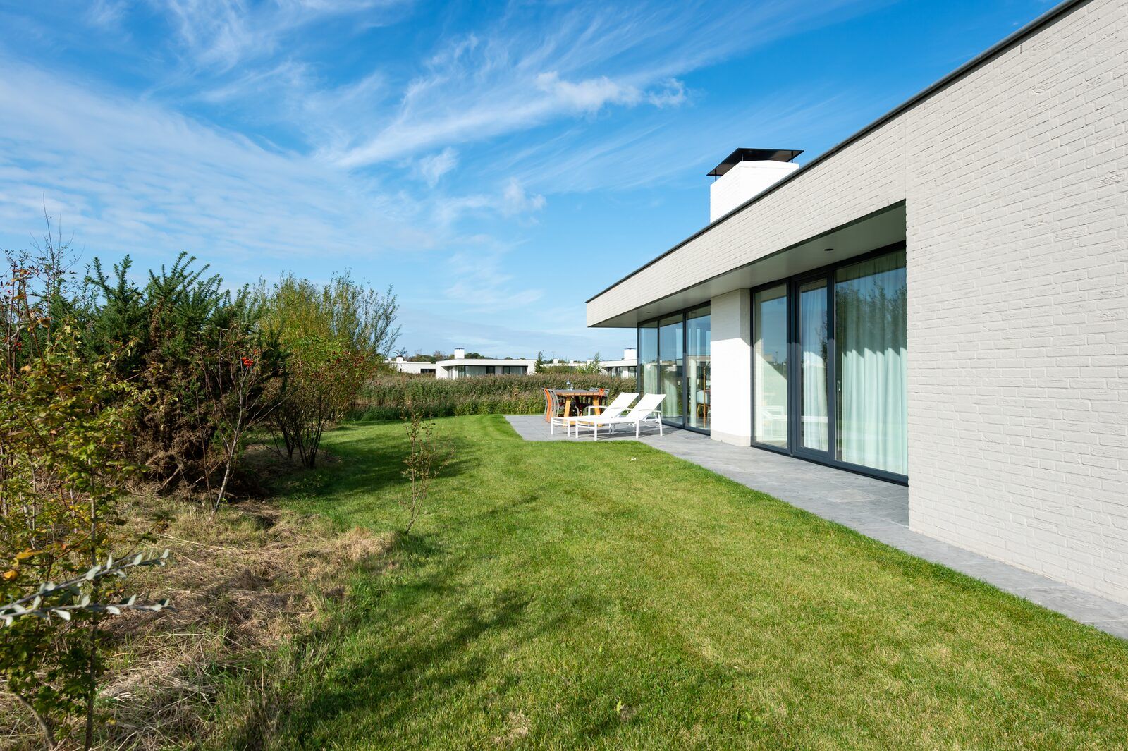 Large garden surrounding Waterline 09, vacation home in Kamperland, Zeeland.
