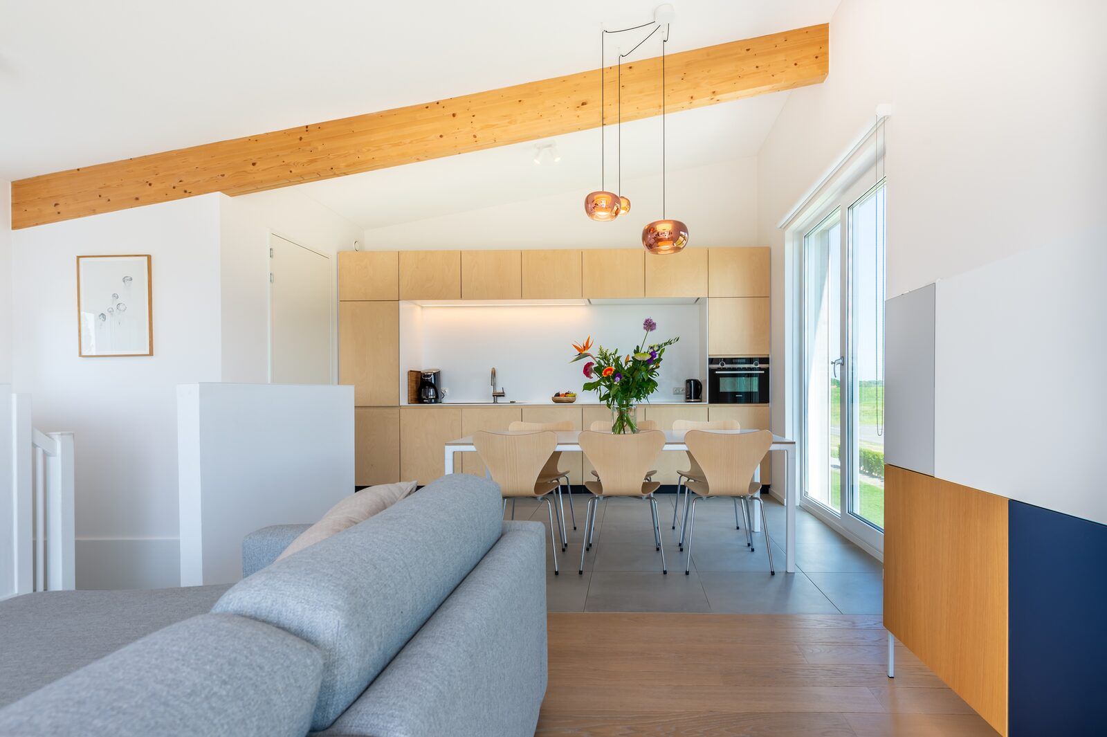 Esszimmer und Kueche in Schotsmanweg 16 | Zeeuws Goedt, modern eingerichtetes Ferienhaus in Kamperland, Noord-Beveland.