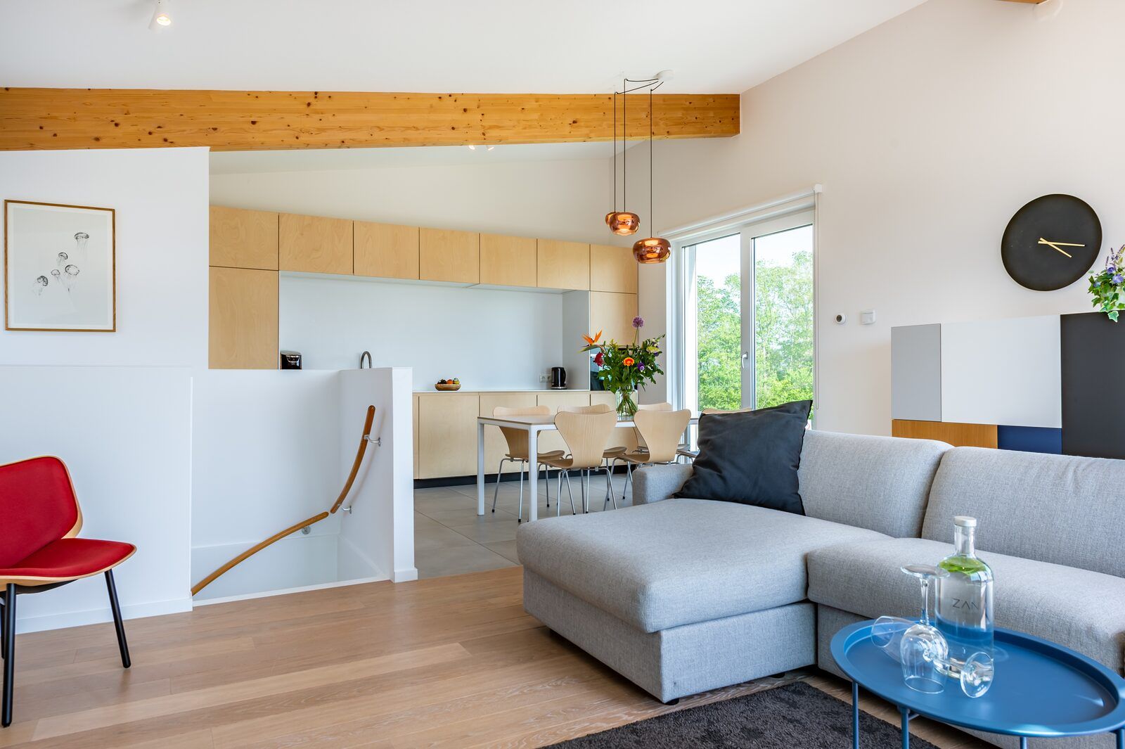 Offene Kueche und Wohnzimmer in Schotsmanweg 16 | Zeeuws Goedt, Ferienhaus in Kamperland, Noord-Beveland mit viel Licht.