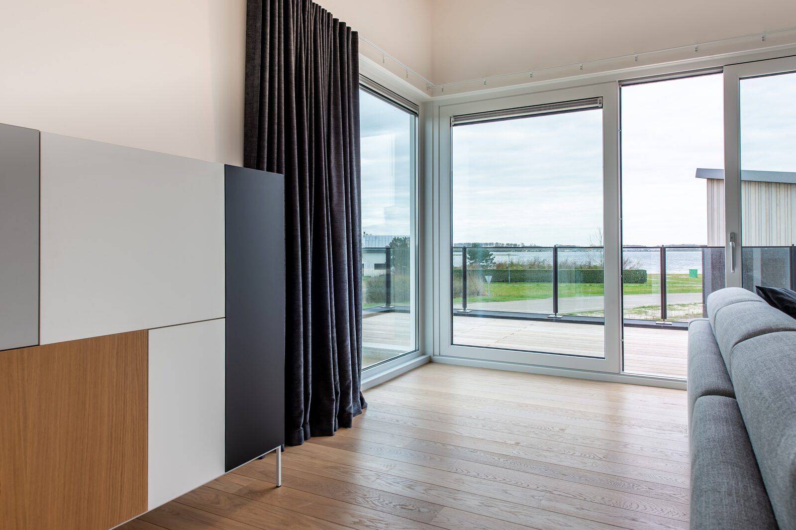 Geraeumiges Wohnzimmer mit Aussicht im Schotsmanweg 16 | Zeeuws Goedt, Ferienhaus in Kamperland, Noord-Beveland, Zeeland.