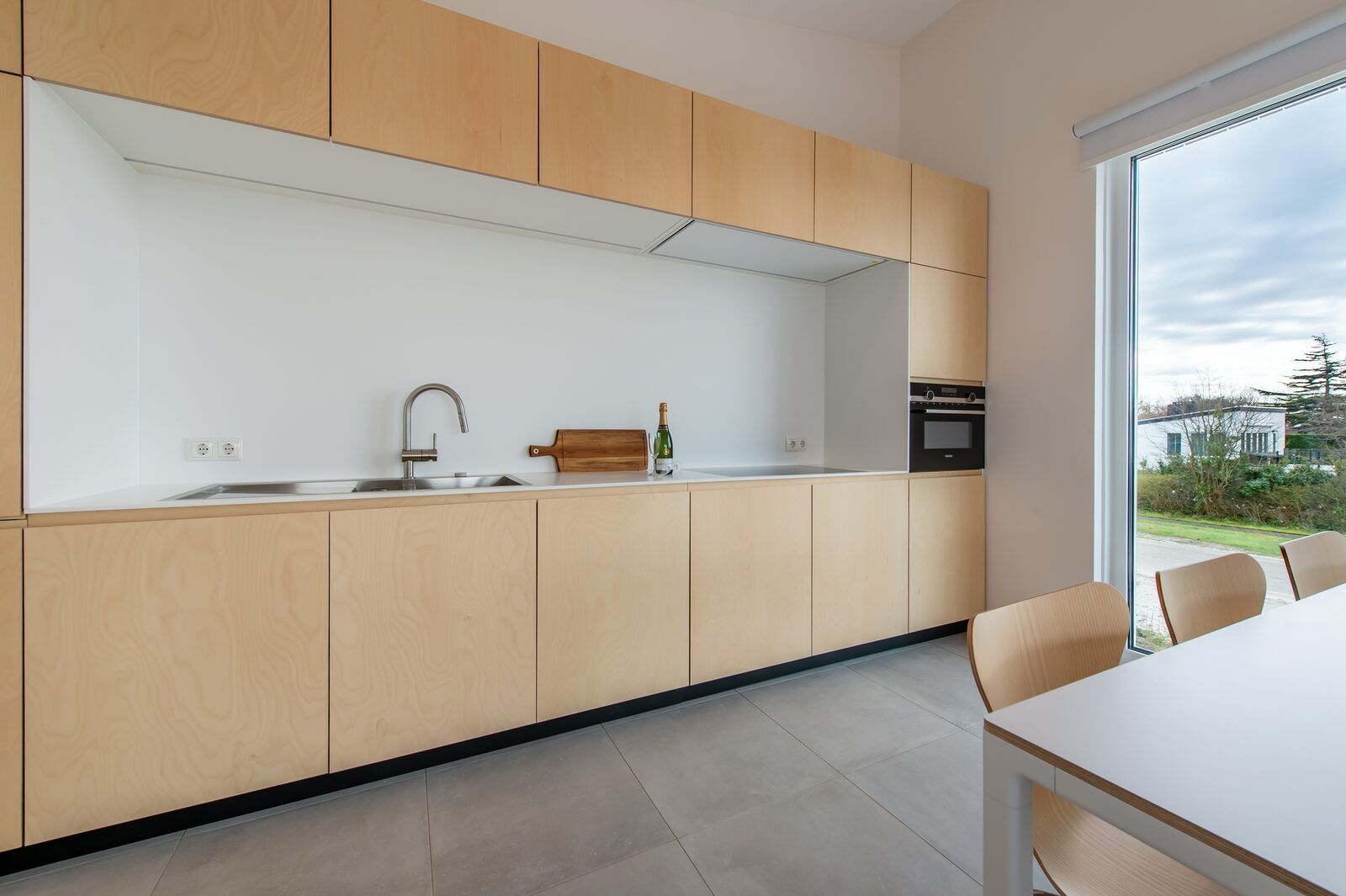 Moderne Kueche im Schotsmanweg 16 | Zeeuws Goedt, Ferienhaus in Kamperland, Nord-Beveland mit Holzschraenken.