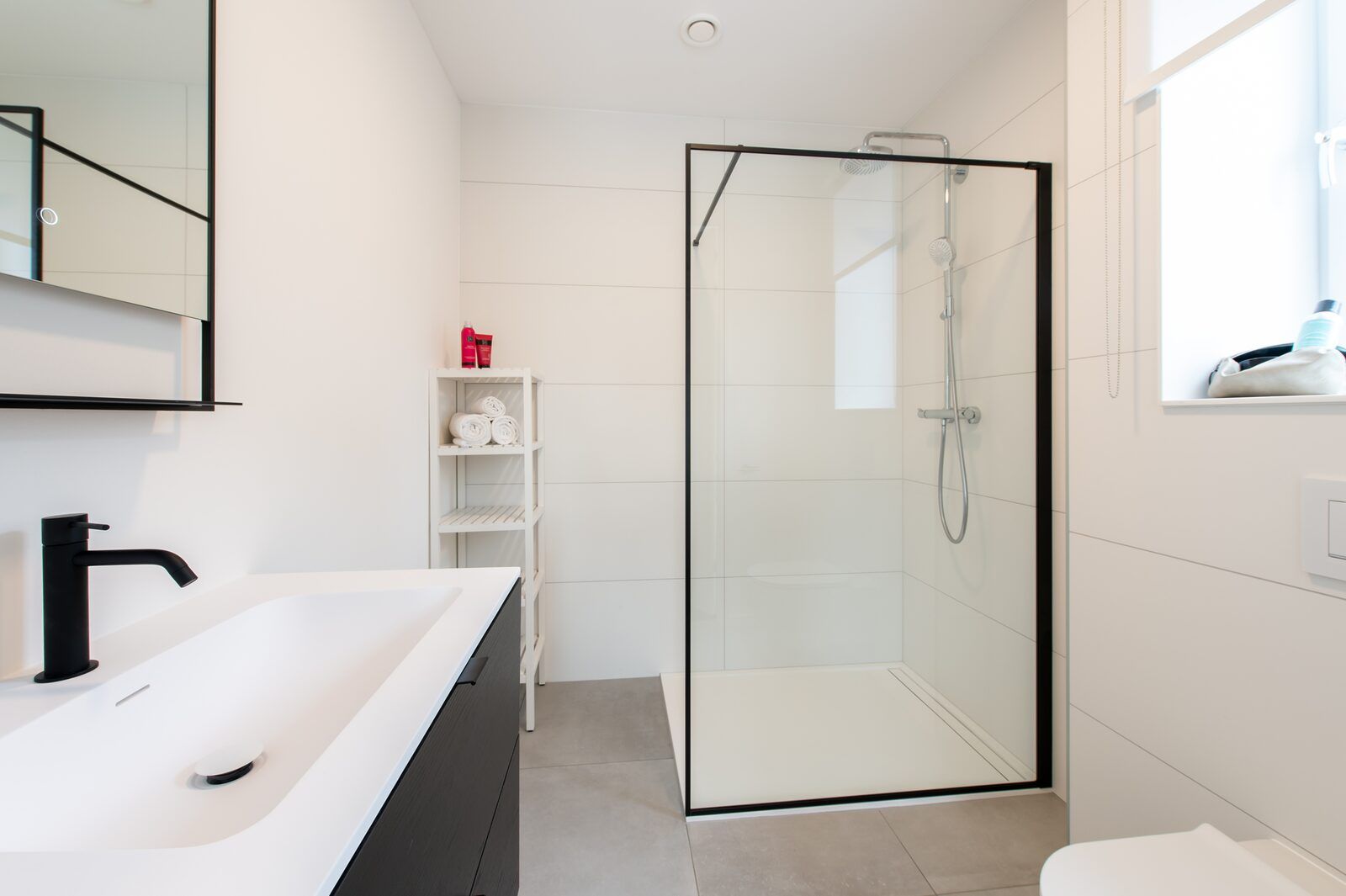 Geraeumiges Schlafzimmer mit Kleiderschrank in Schotsmanweg 16 | Zeeuws Goedt, Ferienhaus in Kamperland, Noord-Beveland, Zeeland.