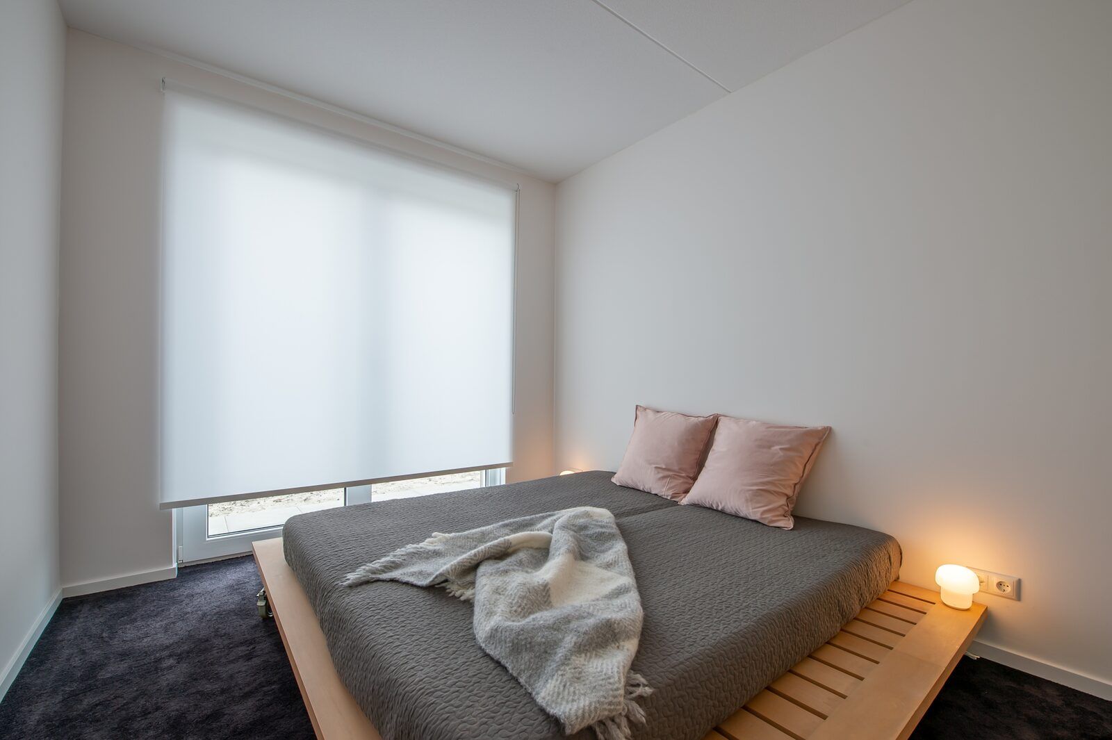 Schlafzimmer mit minimalistischem Design in Schotsmanweg 16 | Zeeuws Goedt, Ferienhaus in Kamperland, Noord-Beveland.