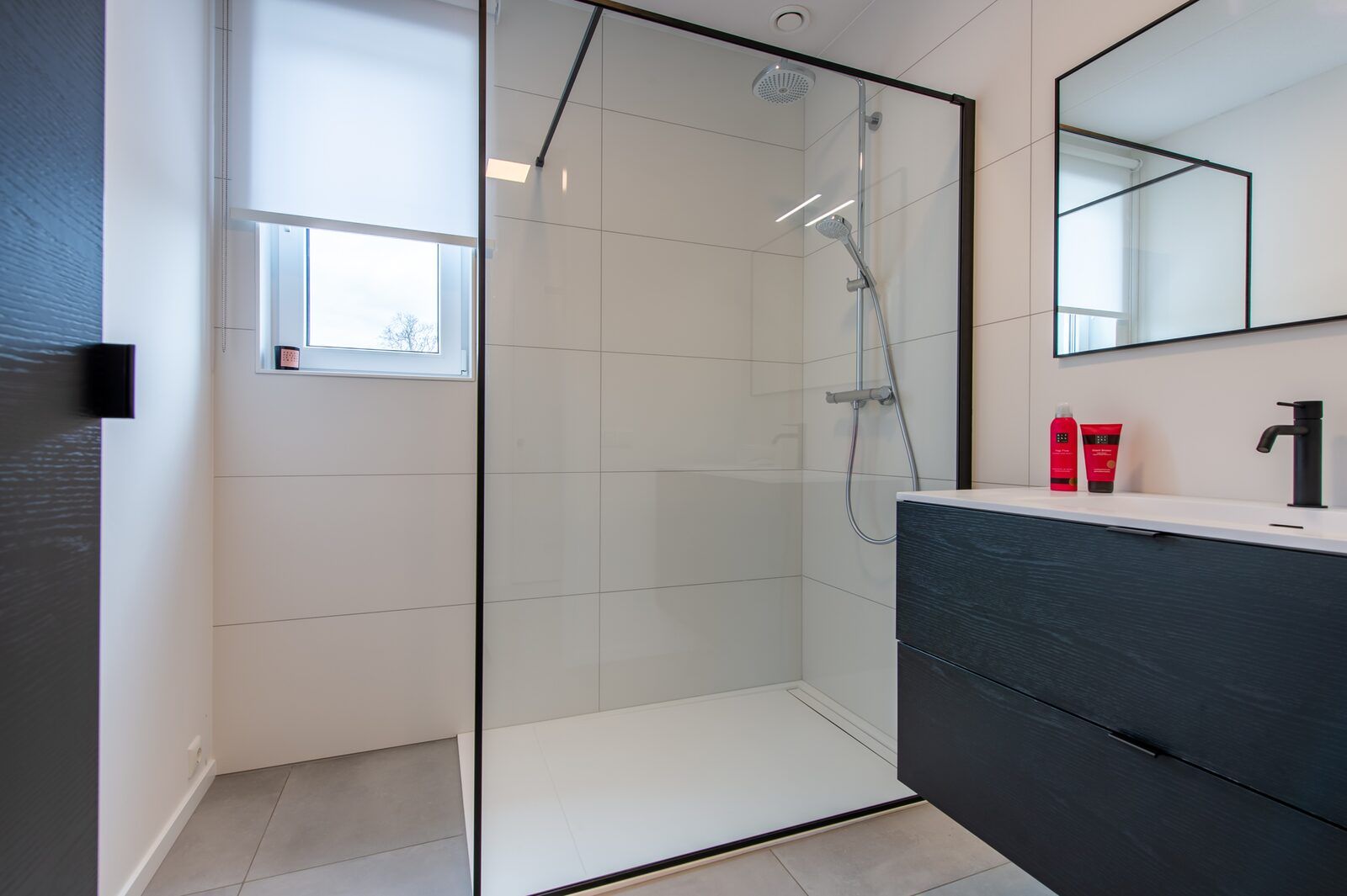 Schotsmanweg 16 | Zeeuws Goedt, Ferienhaus in Kamperland, Noord-Beveland mit Balkon und Blick auf gruene Felder.