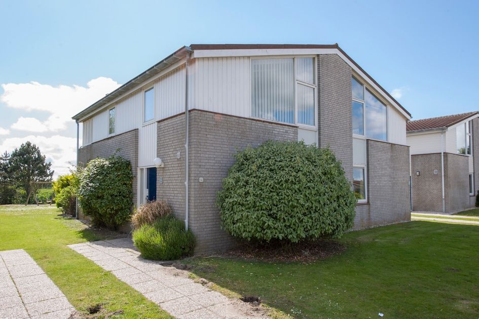 Bungalow BE in Kamperland, Noord-Beveland, Zeeland mit gruenem Garten und sonniger Umgebung.
