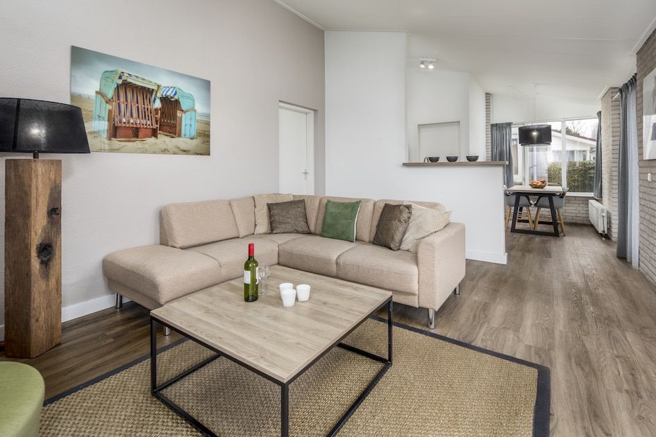 Cozy living room in RG Comfort bungalow, Kamperland, Noord-Beveland, with comfortable sofa and modern furnishings.