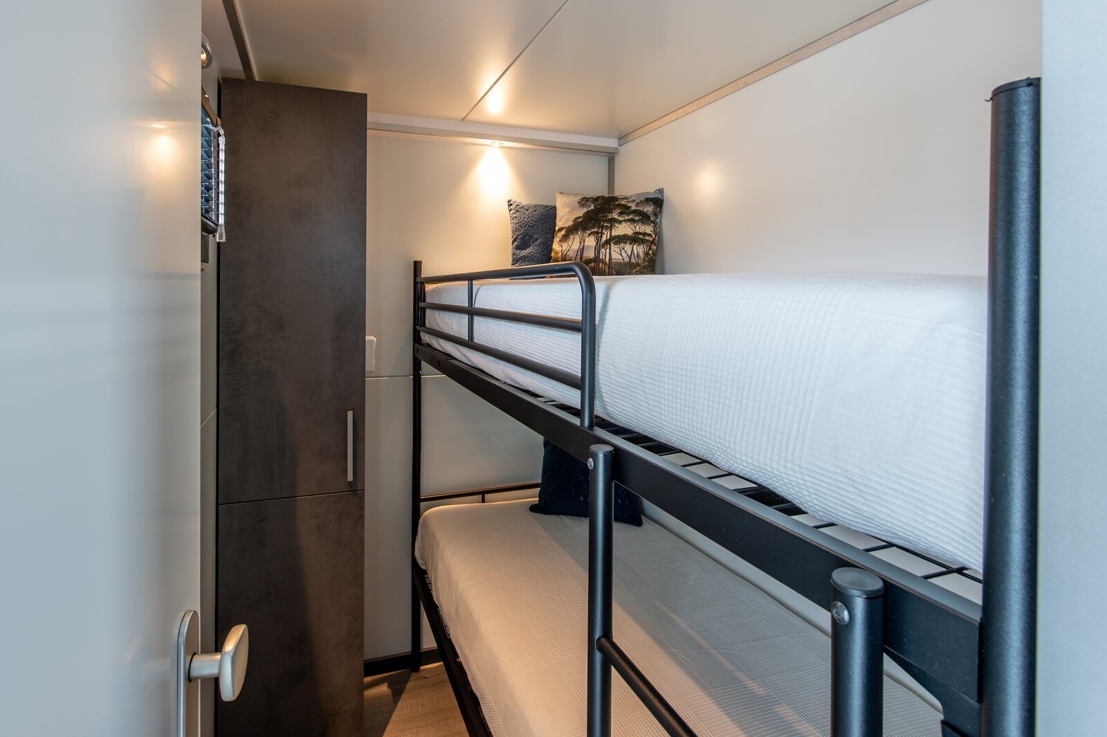Guest house 5903621 - Holiday property Noord-Beveland - Waterlodge Blue Island | Marina Kamperland