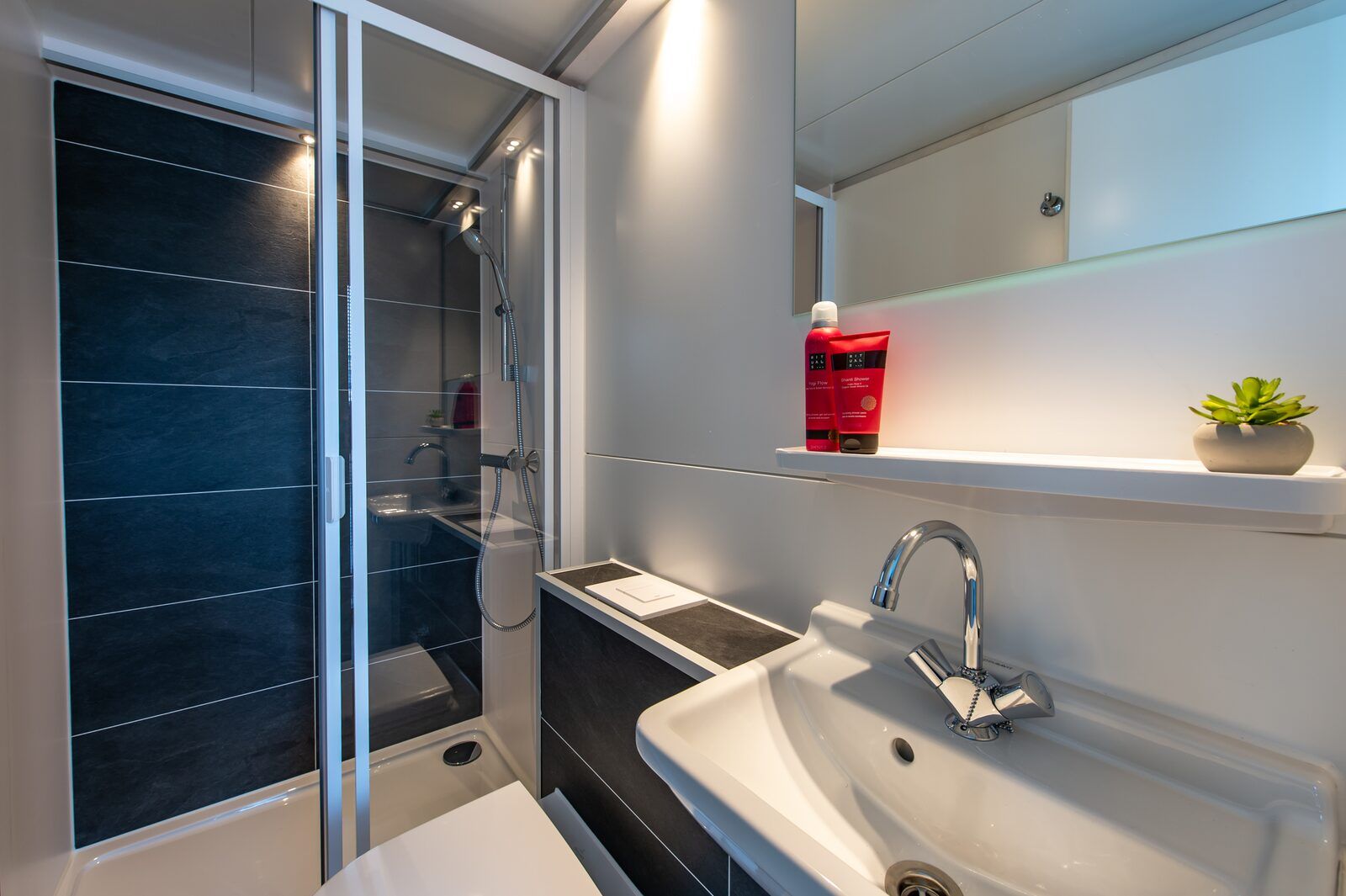 Guest house 5903621 - Holiday property Noord-Beveland - Waterlodge Blue Island | Marina Kamperland