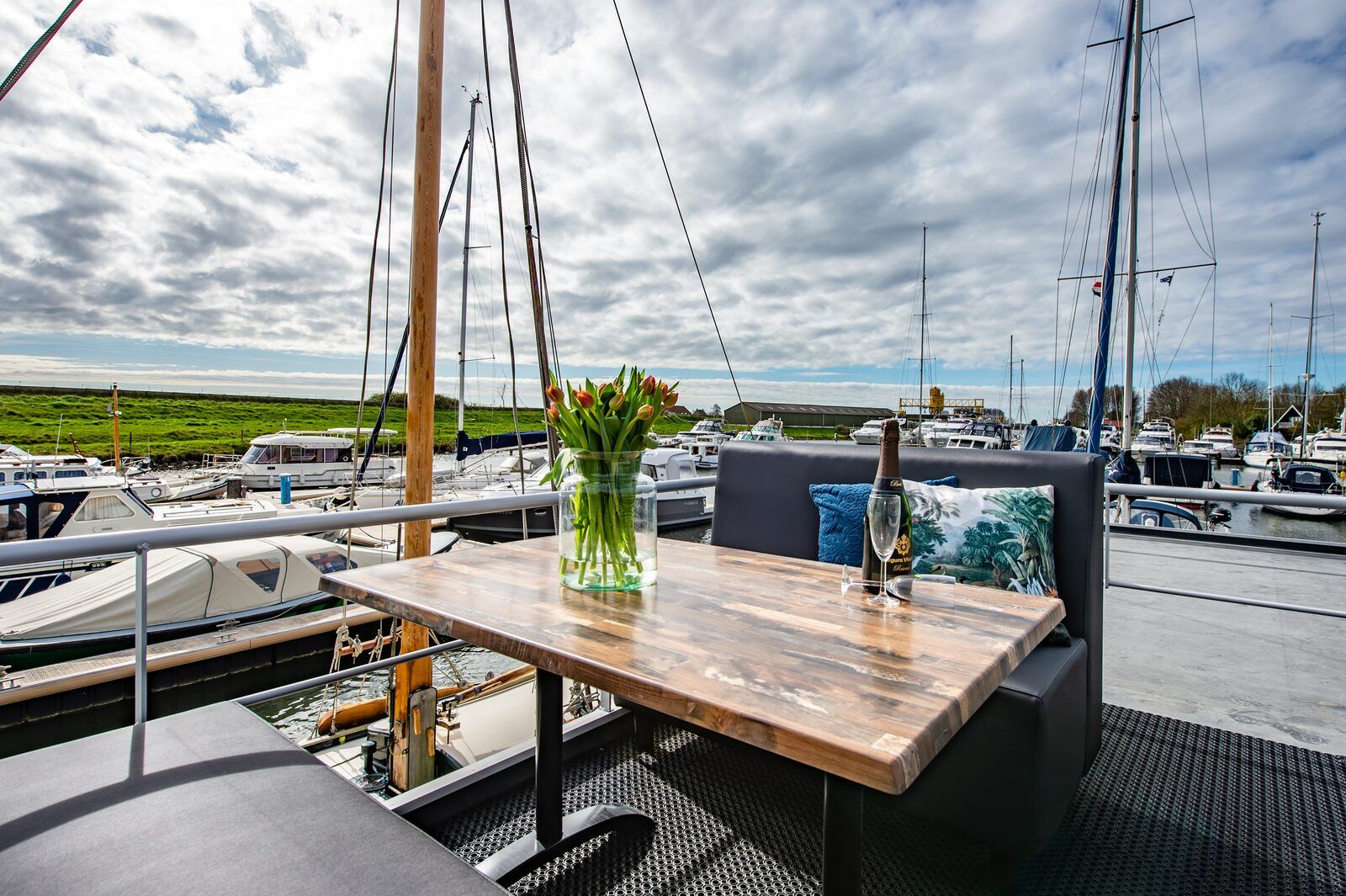 Guest house 5903621 - Holiday property Noord-Beveland - Waterlodge Blue Island | Marina Kamperland