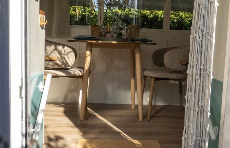 Gezellige binnenruimte van Vakantiehuis in Kortgene, Noord-Beveland, met een knusse eethoek voor een ontspannen verblijf in Zeeland.