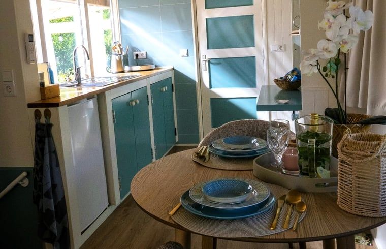 Gezellige keuken en eetruimte in Vakantiehuis in Kortgene, Noord-Beveland, ideaal voor een ontspannen verblijf in Zeeland.