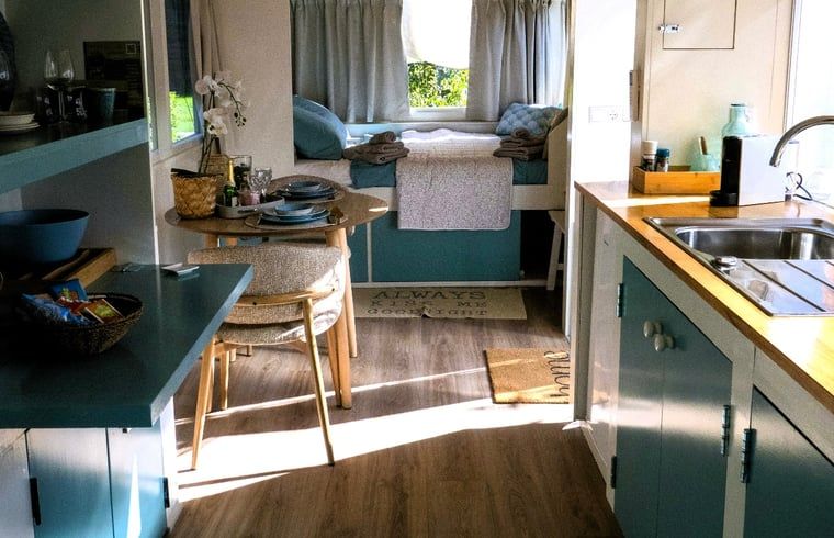 Gezellige binnenruimte van Vakantiehuis in Kortgene, Noord-Beveland, met knusse eetruimte en keuken in het hart van Zeeland.