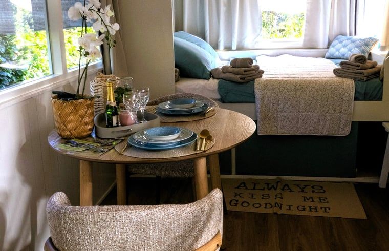 Gezellige binnenruimte van Vakantiehuis in Kortgene, Noord-Beveland, Zeeland met eettafel en knusse slaapkamer.