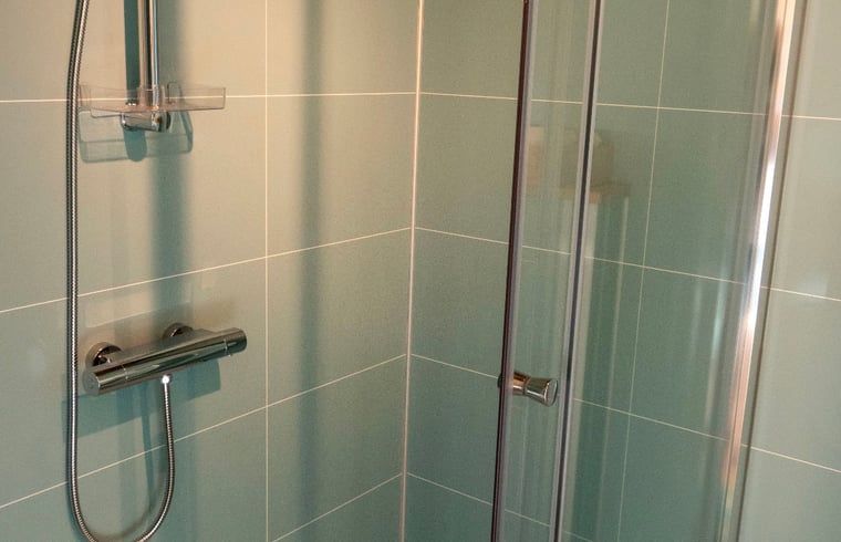 Moderne badkamer in Vakantiehuis in Kortgene, Noord-Beveland, Zeeland, met stijlvolle douchecabine en luxe voorzieningen.