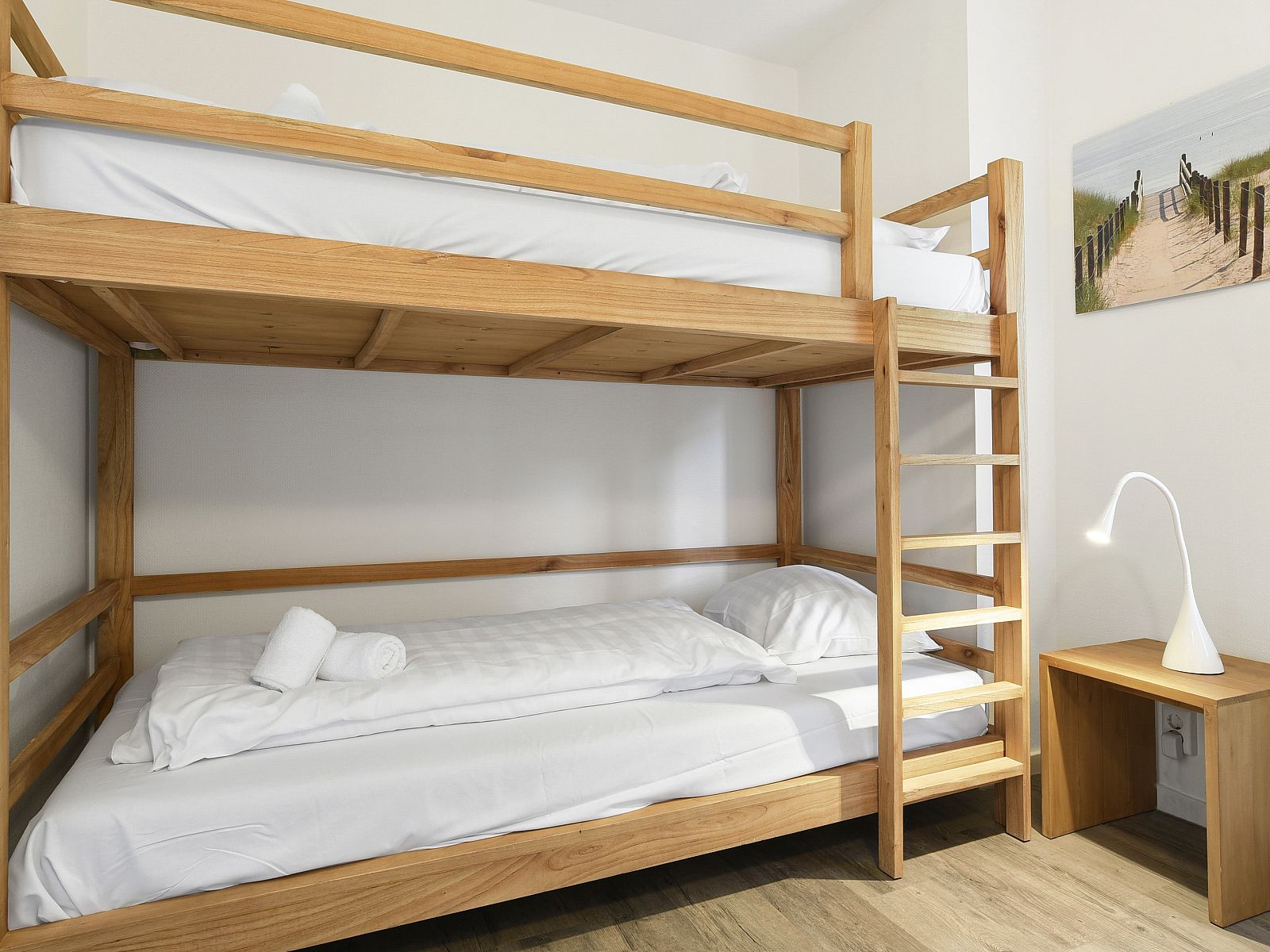 Offener Wohnbereich im Duinpark 't Hof van Haamstede 8-Personen-Bungalow 8CE, Burgh-Haamstede, mit moderner Einrichtung.