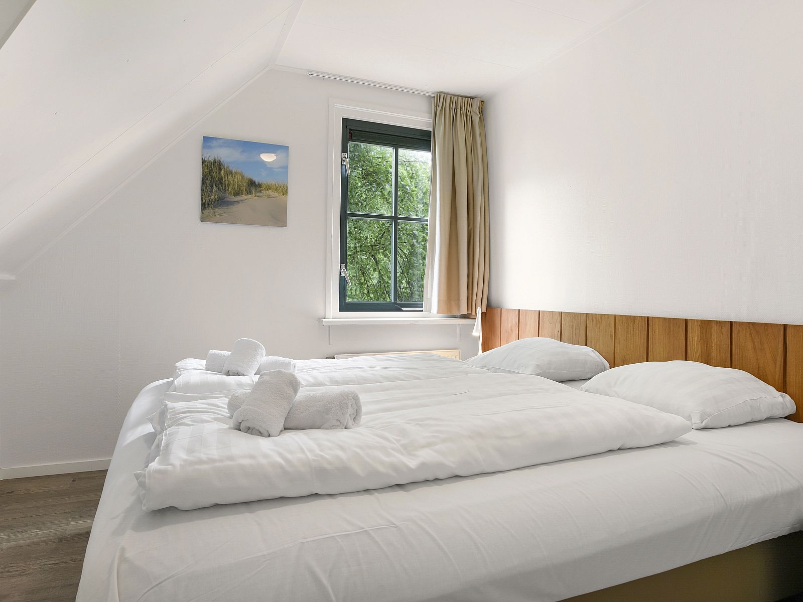 Geraeumiger Esstisch im Duinpark 't Hof van Haamstede 8-Personen-Bungalow 8CE, ideal fuer gemeinsame Mahlzeiten.