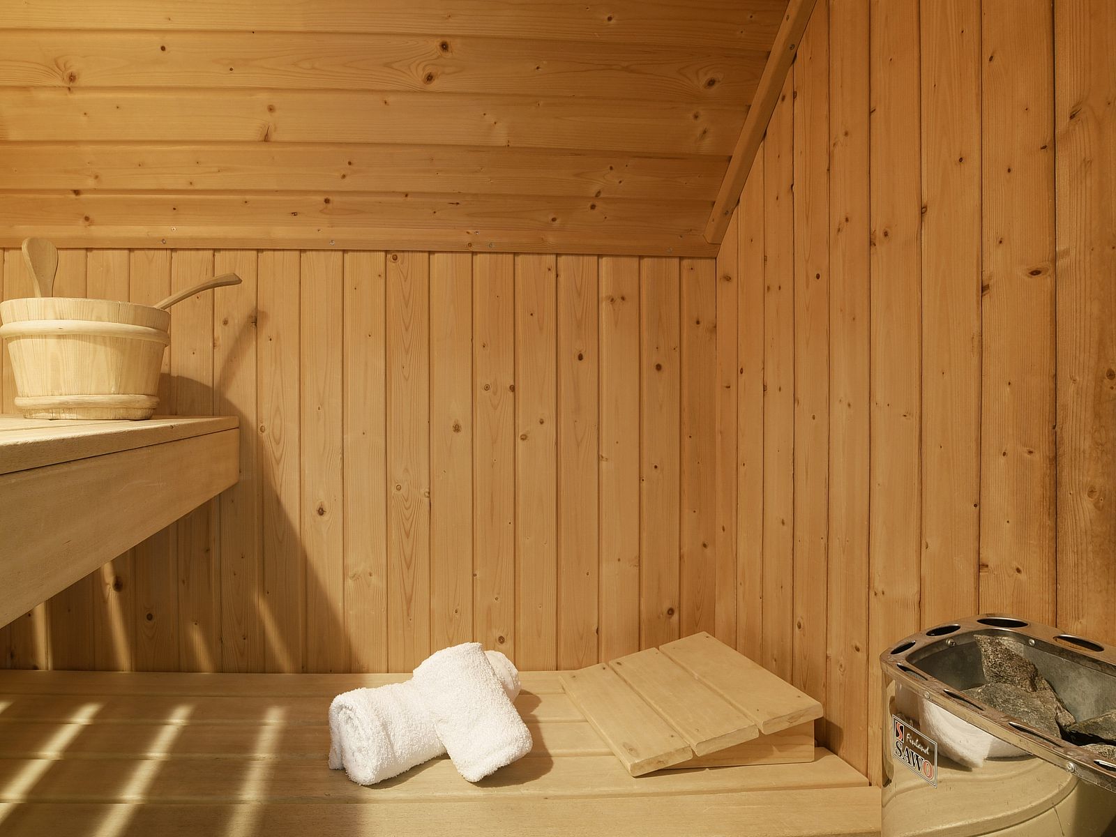 Gemuetliches Schlafzimmer im Duinpark 't Hof van Haamstede 8-Personen-Bungalow 8CE, Zeeland, mit viel Tageslicht.