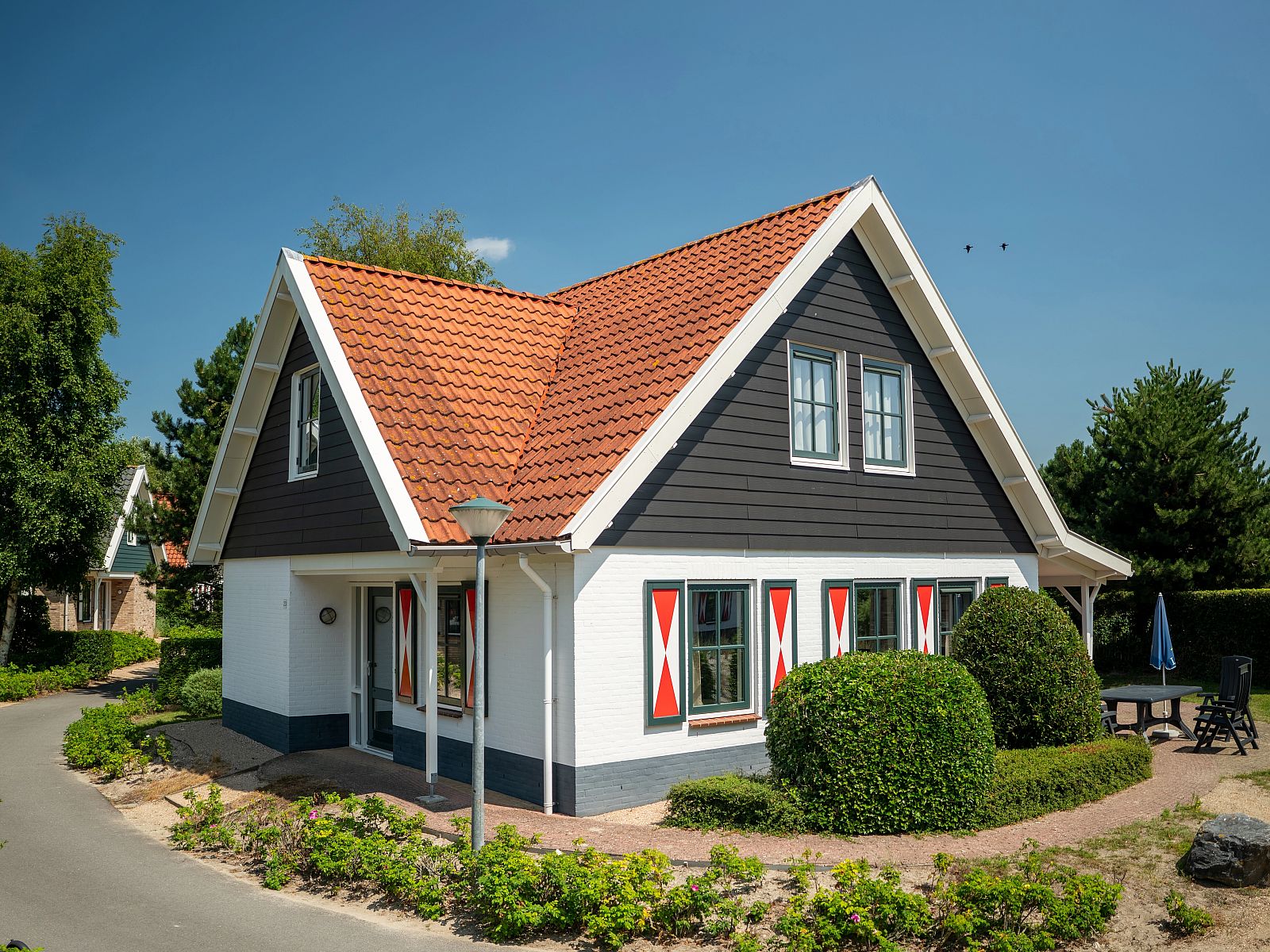Modernes Badezimmer im Duinpark 't Hof van Haamstede 8-Personen-Bungalow 8CE, mit grossem Waschbecken und Badewanne.