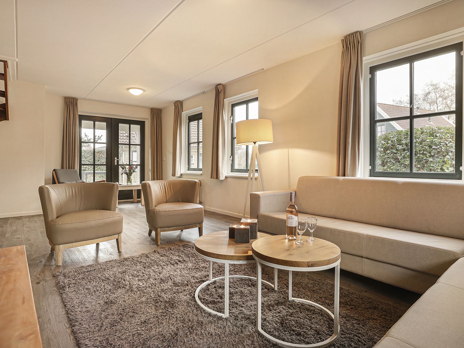 Gemuetliches Kinderzimmer im Duinpark 't Hof van Haamstede 8-Personen-Bungalow 8CE, mit Etagenbetten aus Holz.