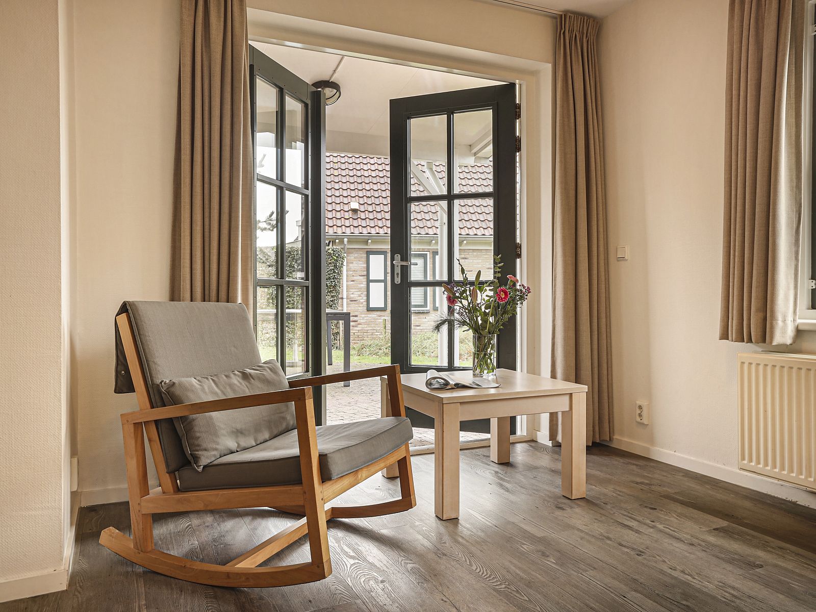 Dusche und Waschbecken im Duinpark 't Hof van Haamstede 8-Personen-Bungalow 8CE, praktische Einteilung.