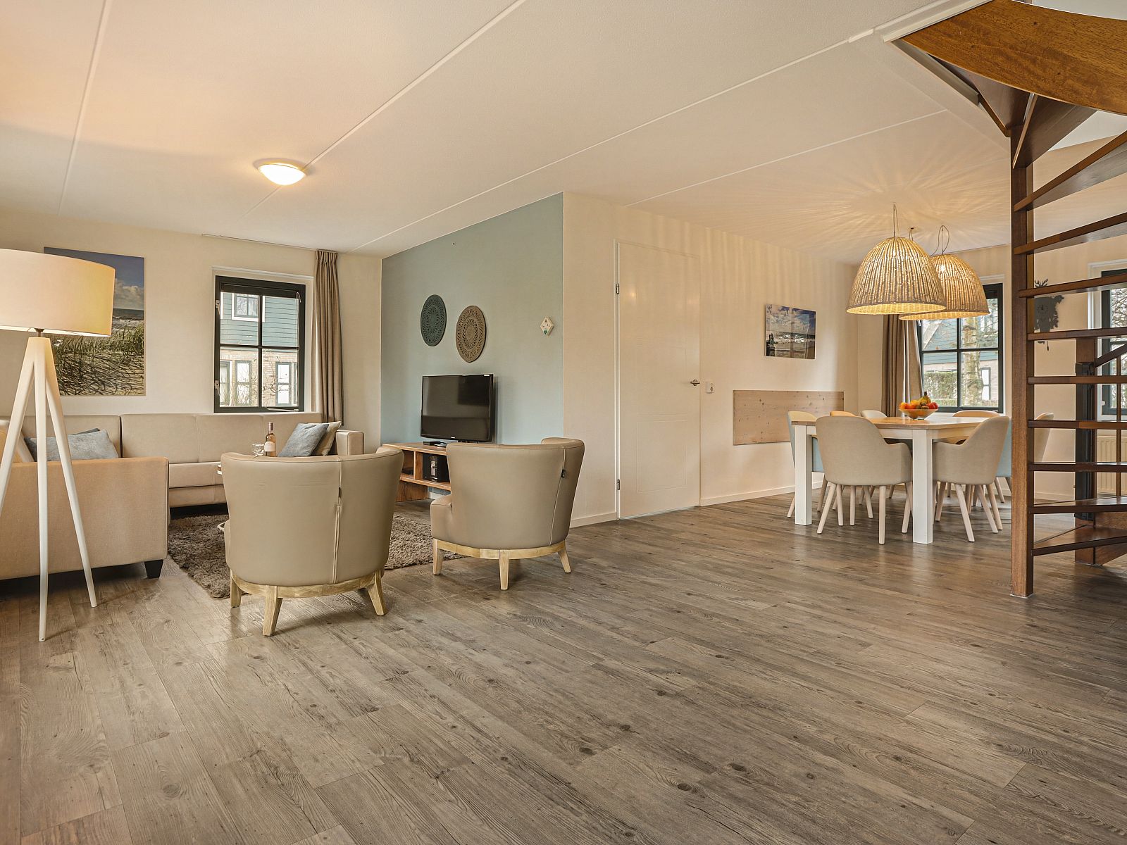 Geraeumiges Schlafzimmer im Duinpark 't Hof van Haamstede 8-Personen-Bungalow 8CE, Burgh-Haamstede, mit bequemem Bett.