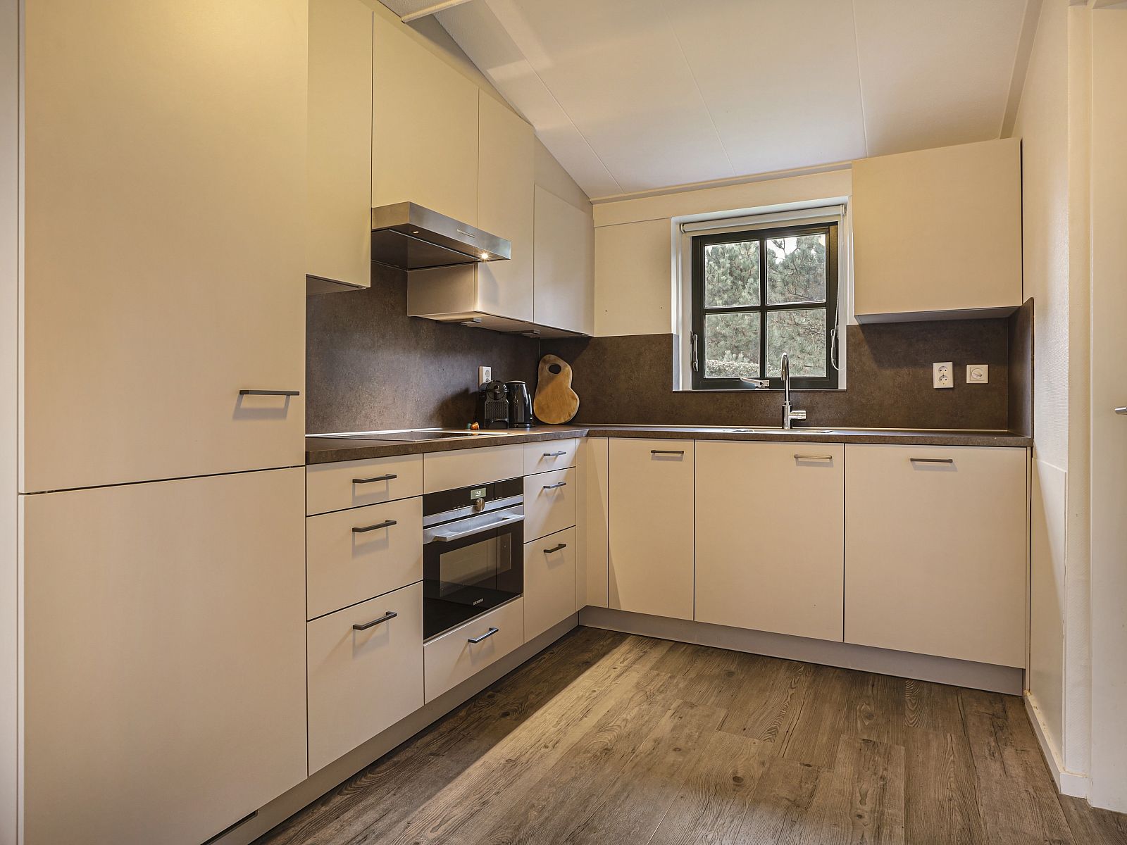 Grundriss des Duinpark 't Hof van Haamstede 8-Personen-Bungalows 8CE, mit Schlafzimmern und Badezimmern.