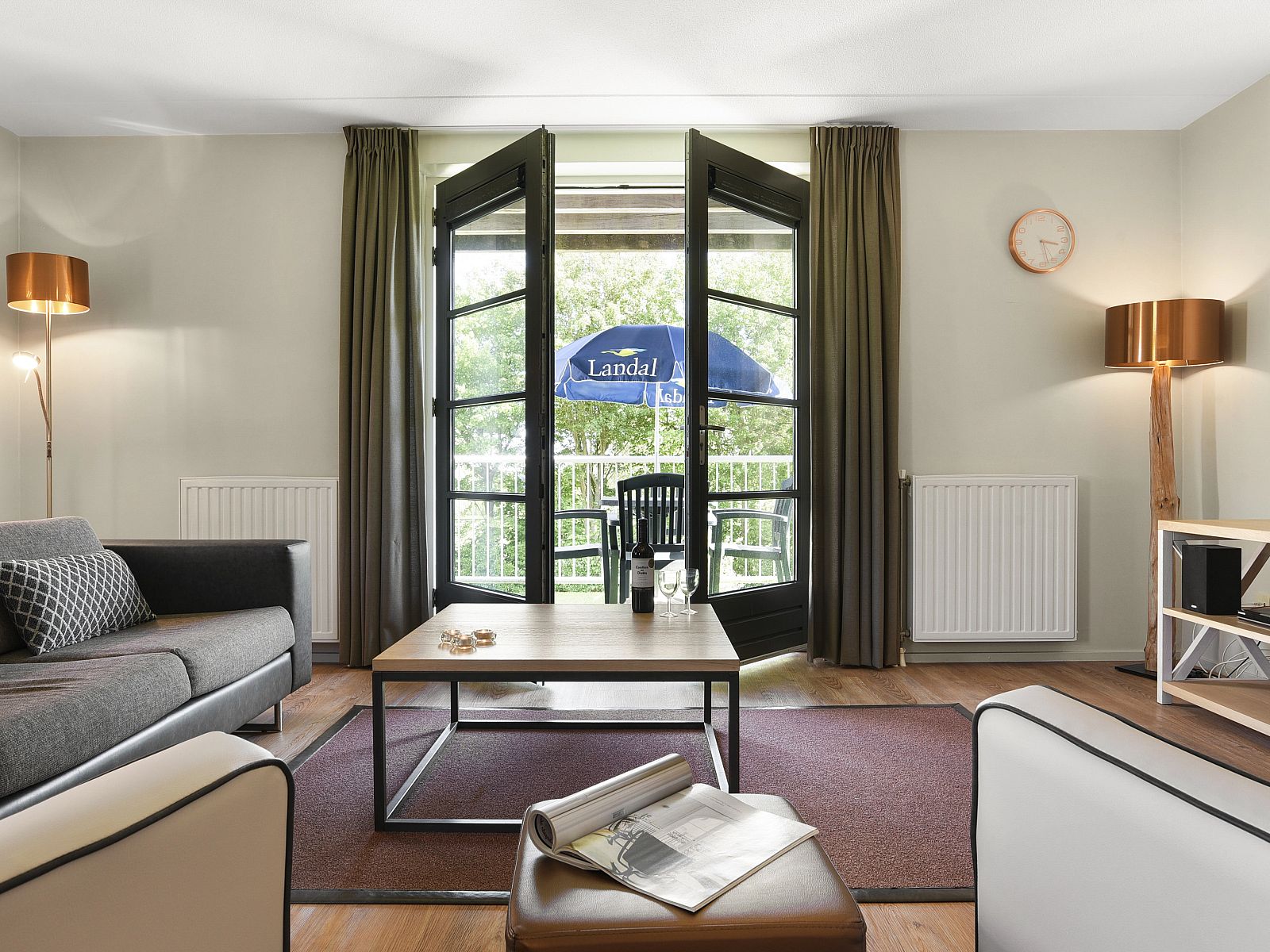 Ruime zithoek met balkonzicht in Residence 't Hof van Haamstede, vakantieverblijf in Burgh-Haamstede, Schouwen-Duiveland.