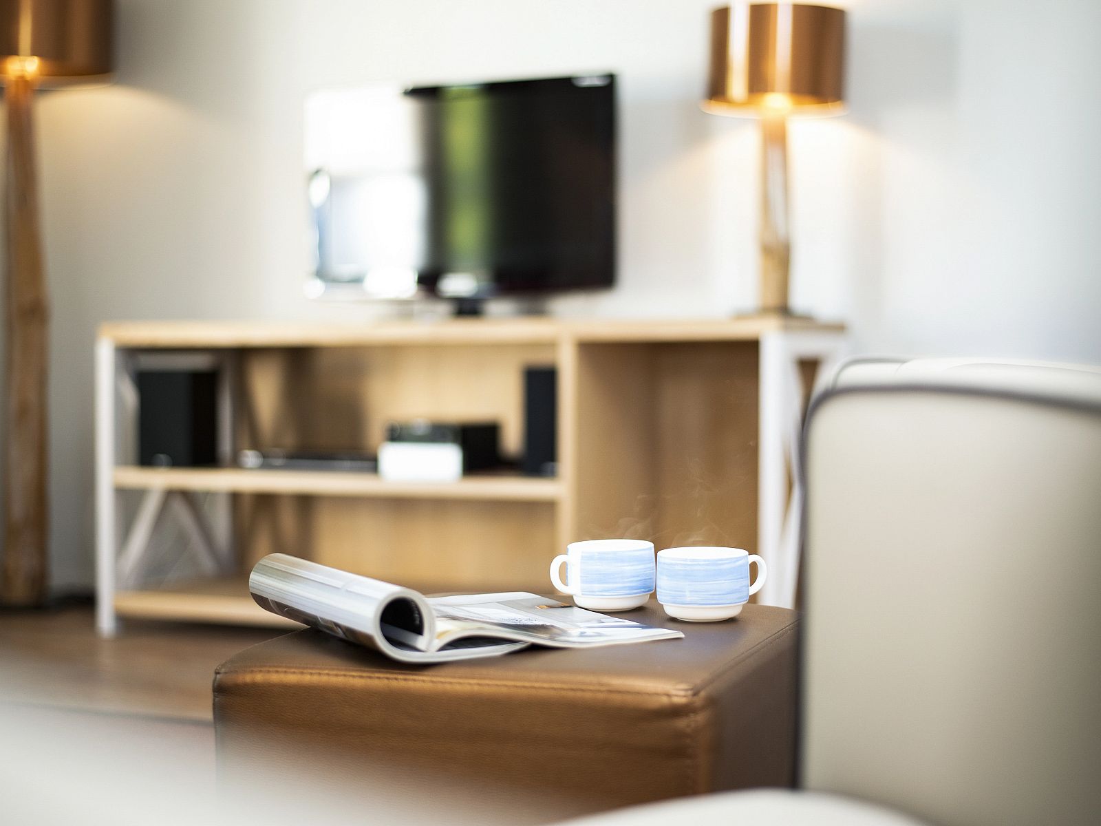 Eetgedeelte met houten tafel in Residence 't Hof van Haamstede, 4-persoons Heerenhuisappartement, Burgh-Haamstede, Zeeland.