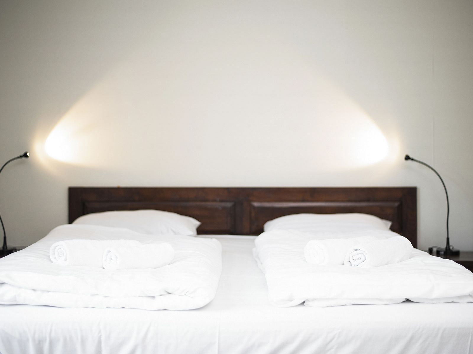 Stijlvolle badkamer met dubbele wastafel in Residence 't Hof van Haamstede, vakantiehuis in Burgh-Haamstede, Schouwen-Duiveland.