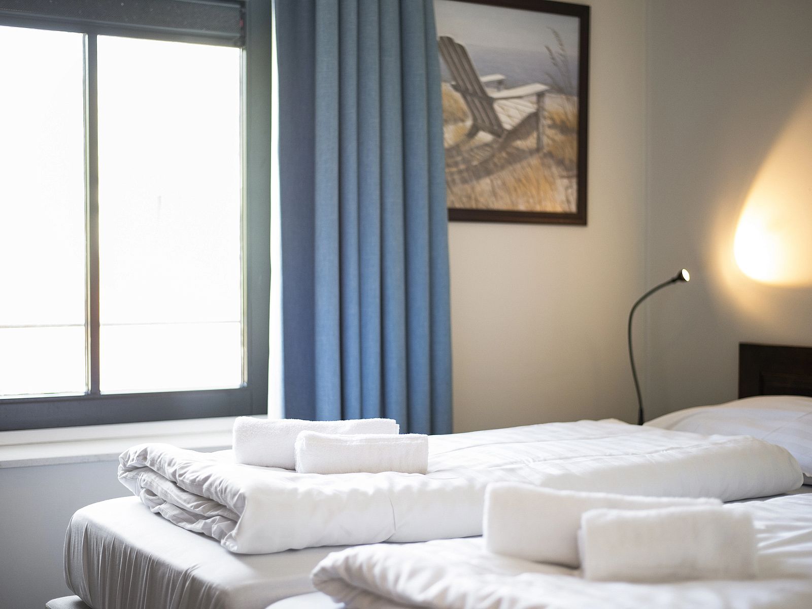 Luxe bedden in slaapkamer van Residence 't Hof van Haamstede, 4-persoons Heerenhuisappartement, Burgh-Haamstede, Zeeland.