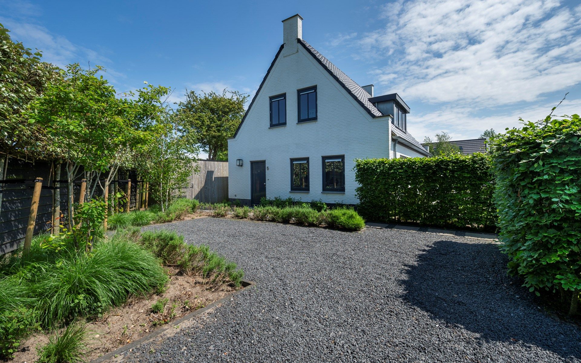 Vooraanzicht van Vakantievilla Paardenbos 5 in Burgh-Haamstede, een idyllisch vakantiehuis op Schouwen-Duiveland, Zeeland.