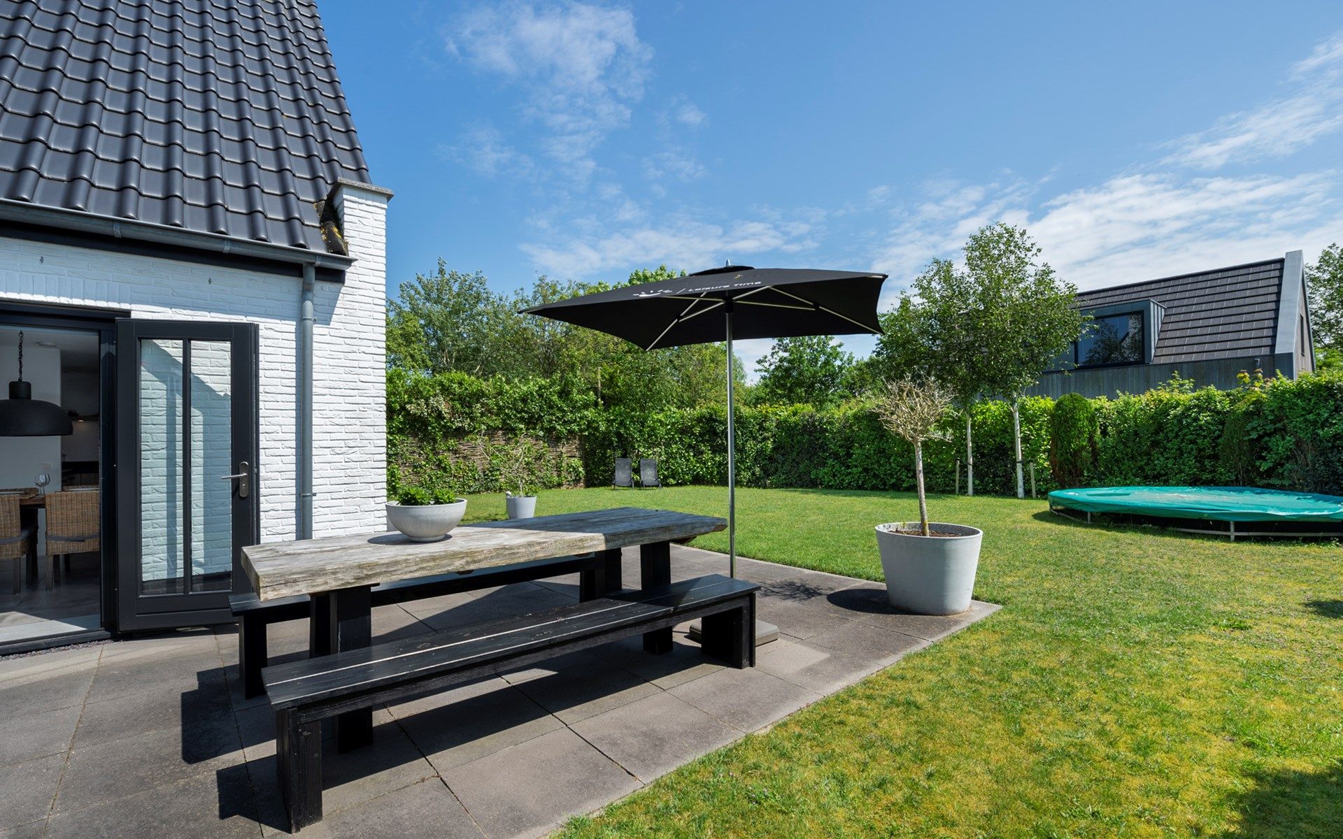 Zonnige tuin van Vakantievilla Paardenbos 5 in Burgh-Haamstede, ideaal voor ontspanning op Schouwen-Duiveland.